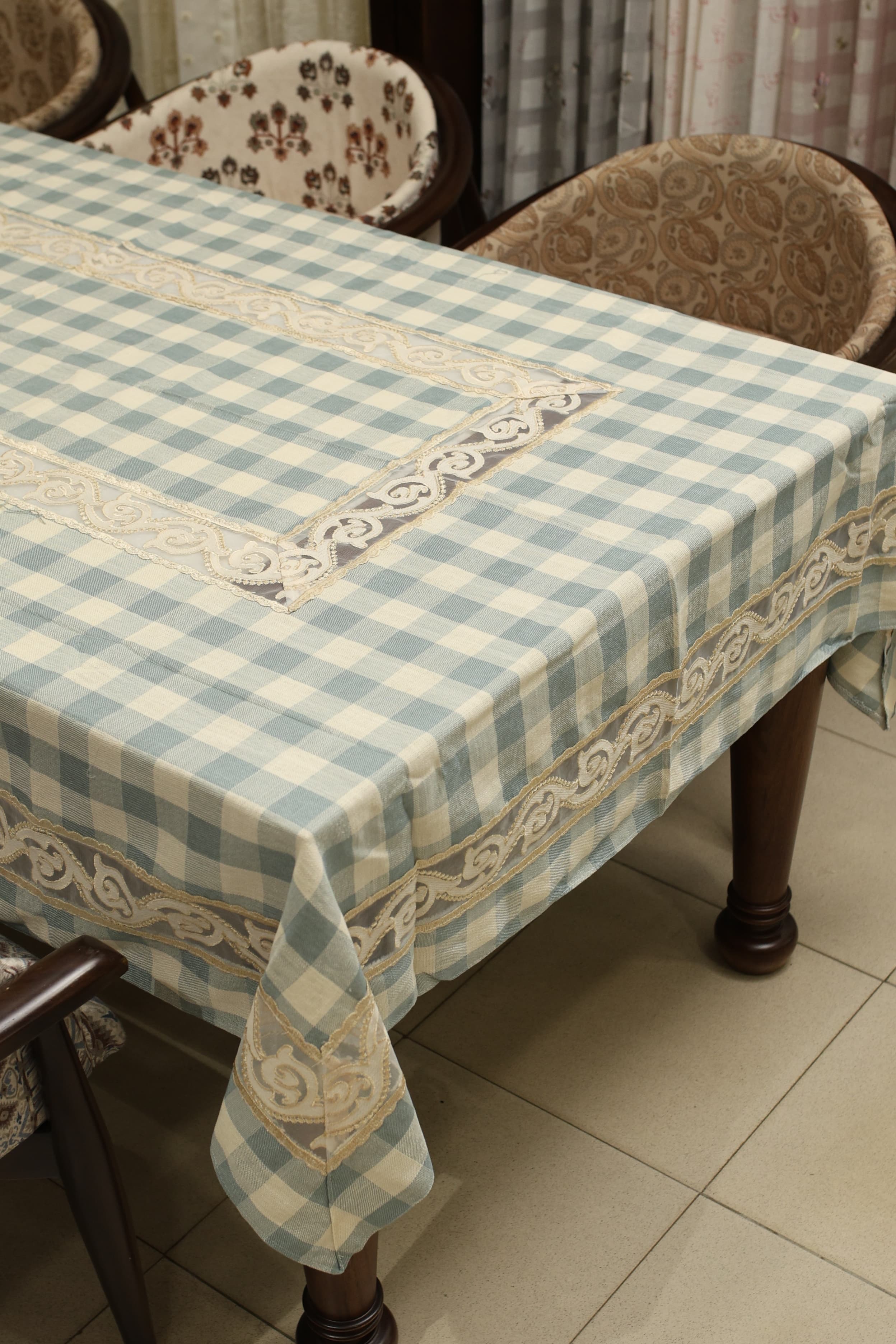 Classic Checkered 6 -Seater Tablecloth with Embroidered Lace Border