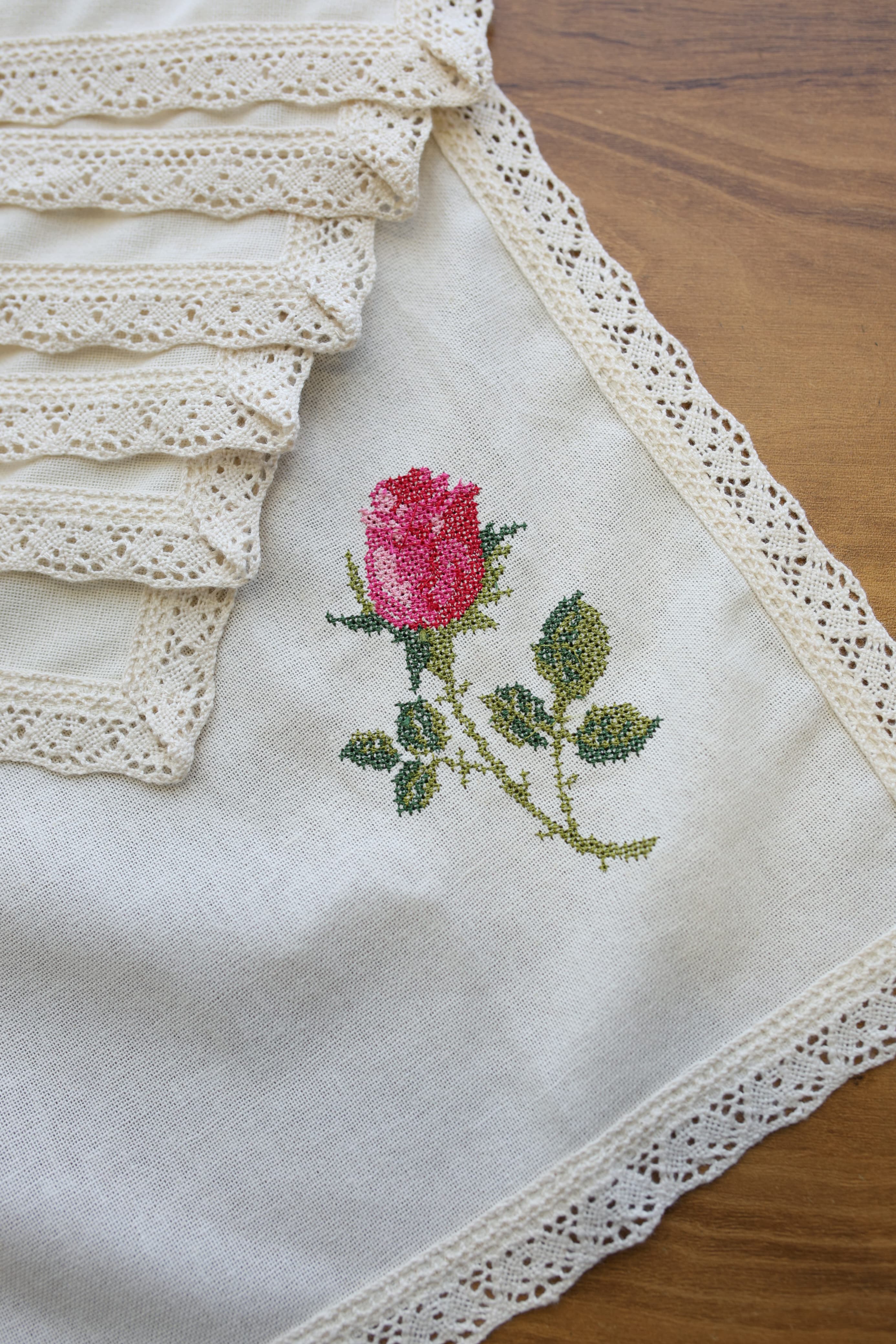 Combo Rose Table Linen Set (Runner, Placemats & Tissue Box Cover)