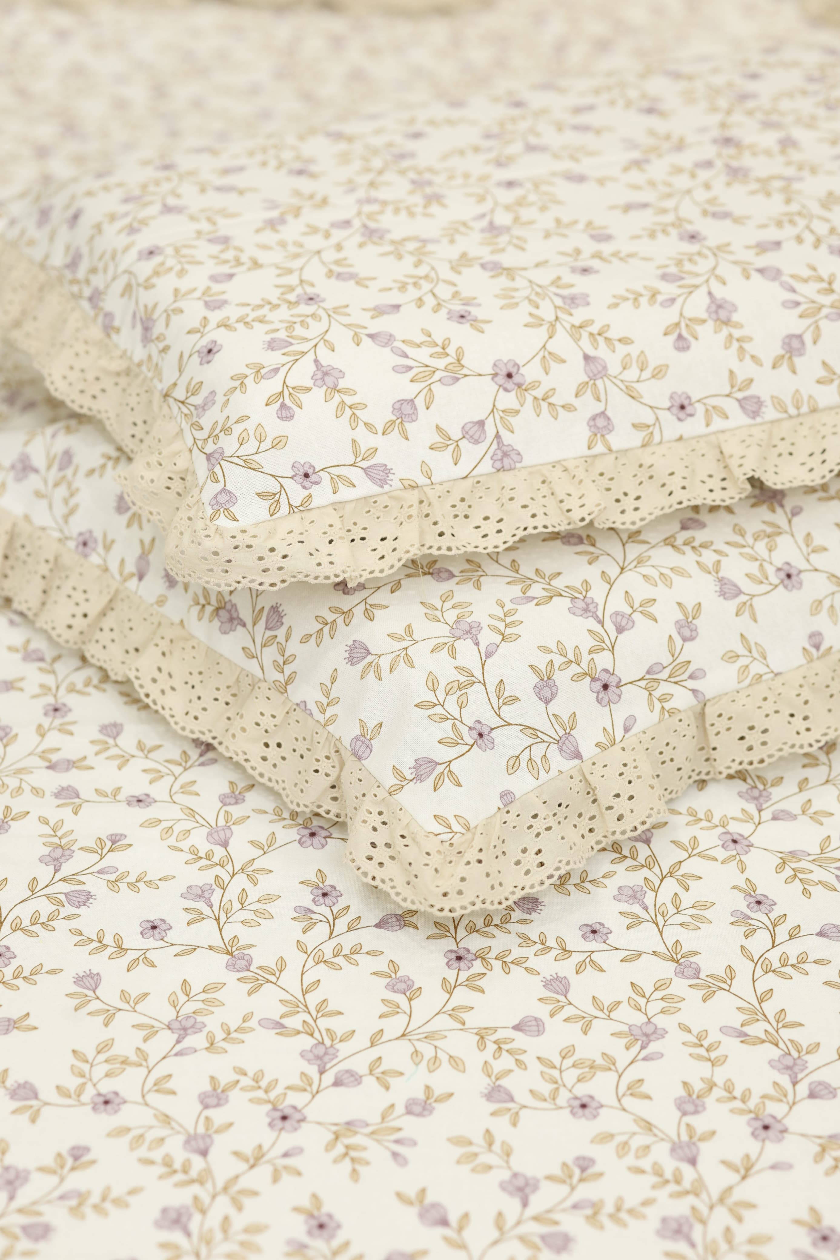 Bedsheets - Premium king floral printed lace bedsheet with cushion covers rose bud