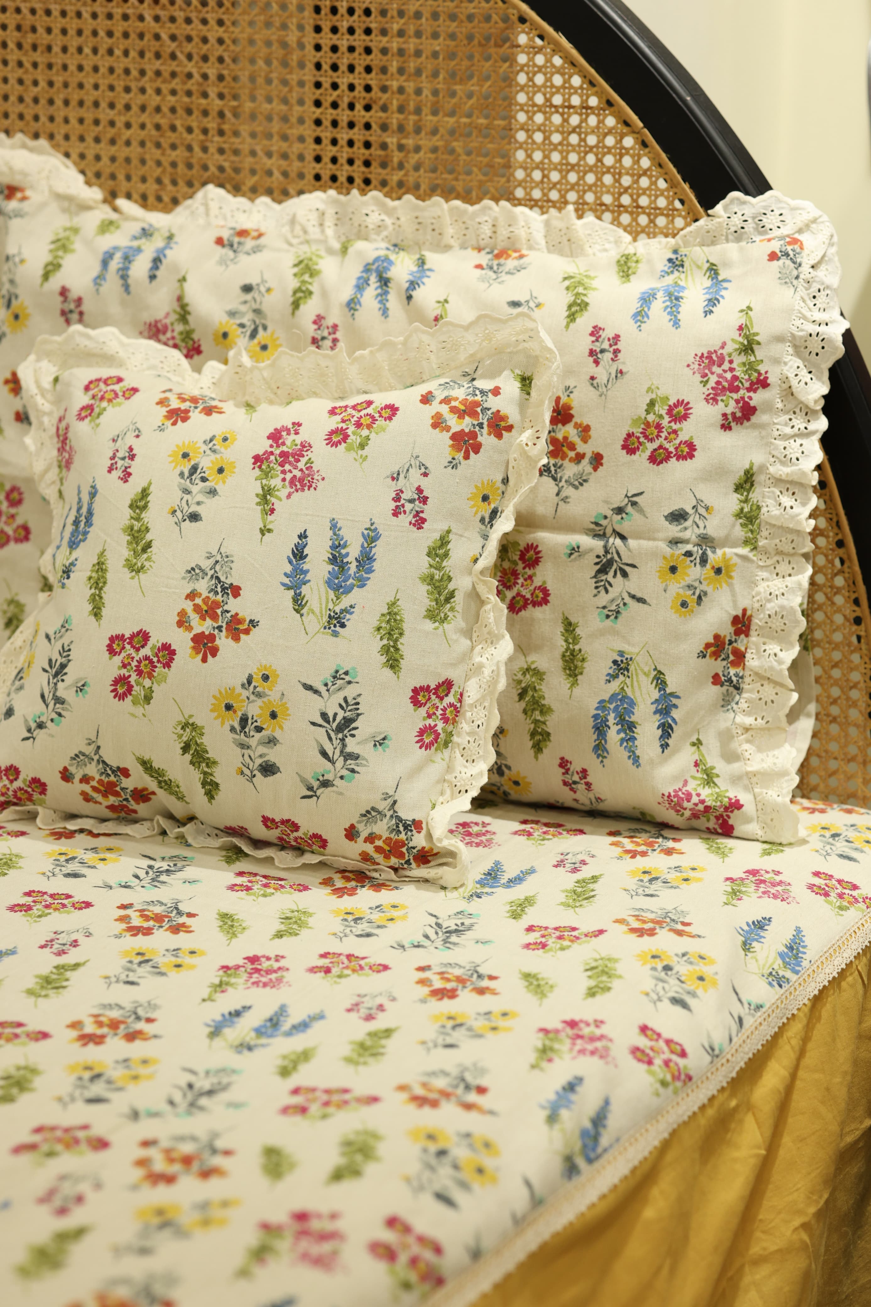 Bedsheets - Premium King floral printed lace bedsheet with cushion covers bud