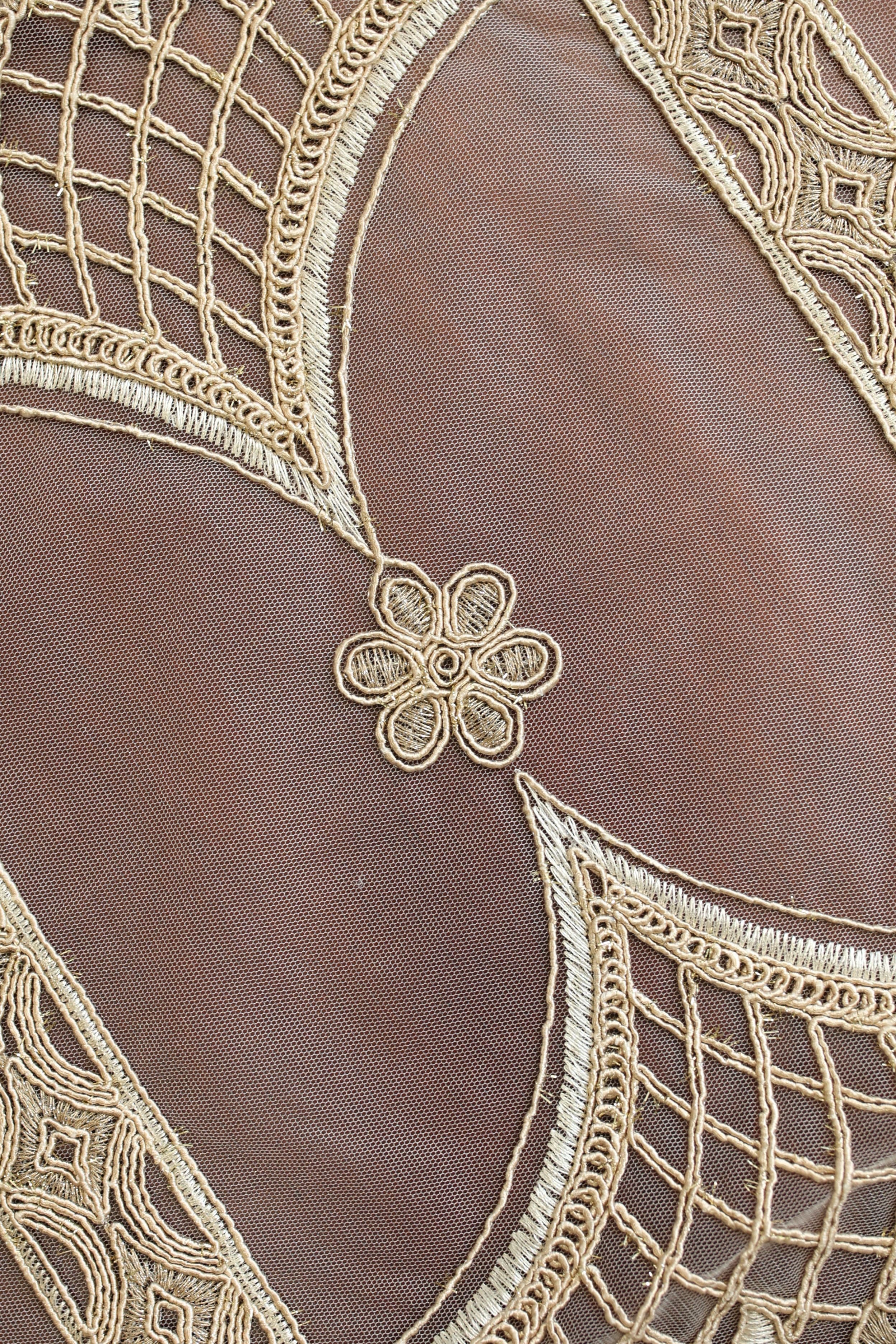 Teapoy Runner - Silky runner / table centre