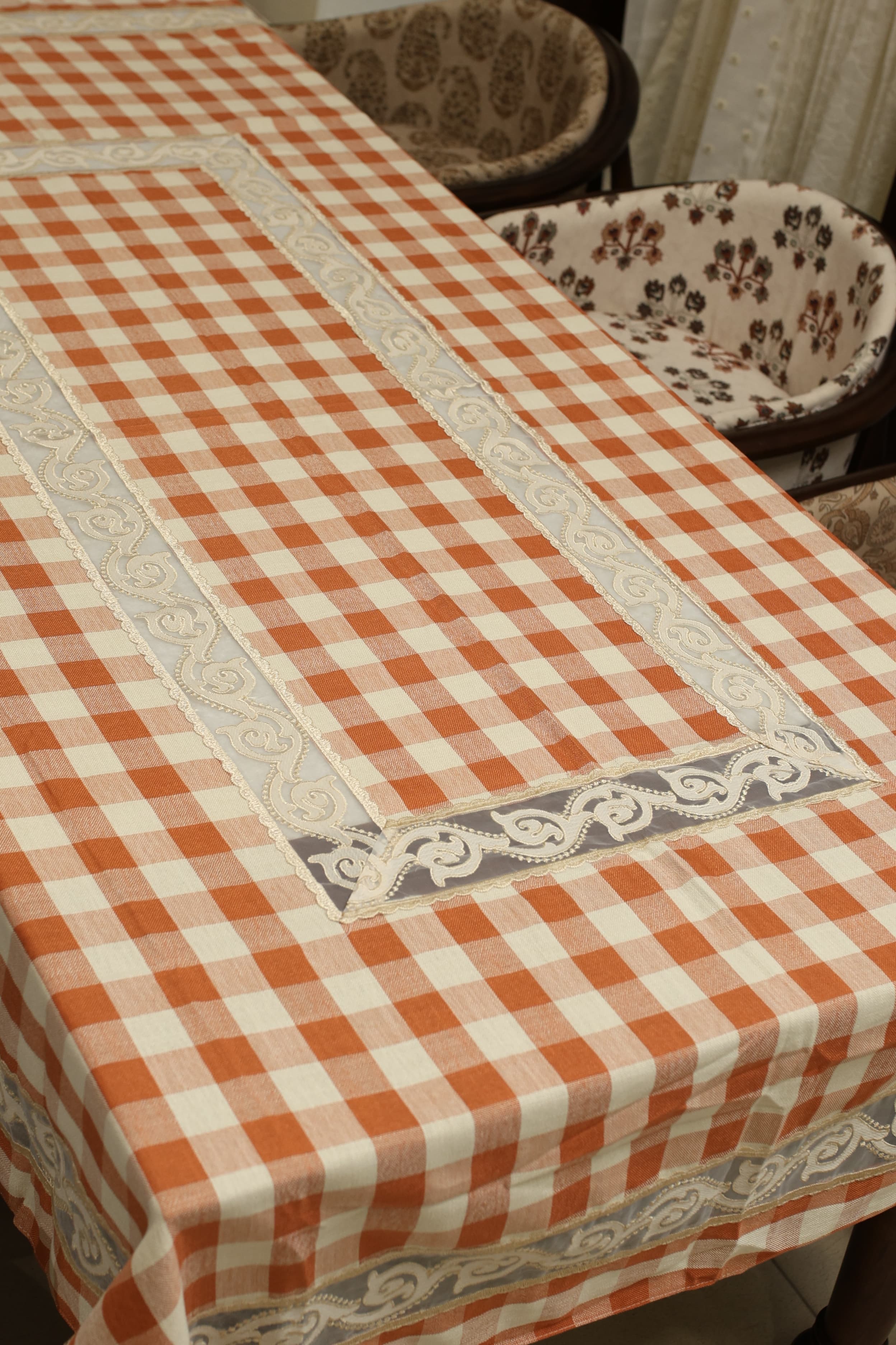 Classic Checkered 6 -Seater Tablecloth with Embroidered Lace Border