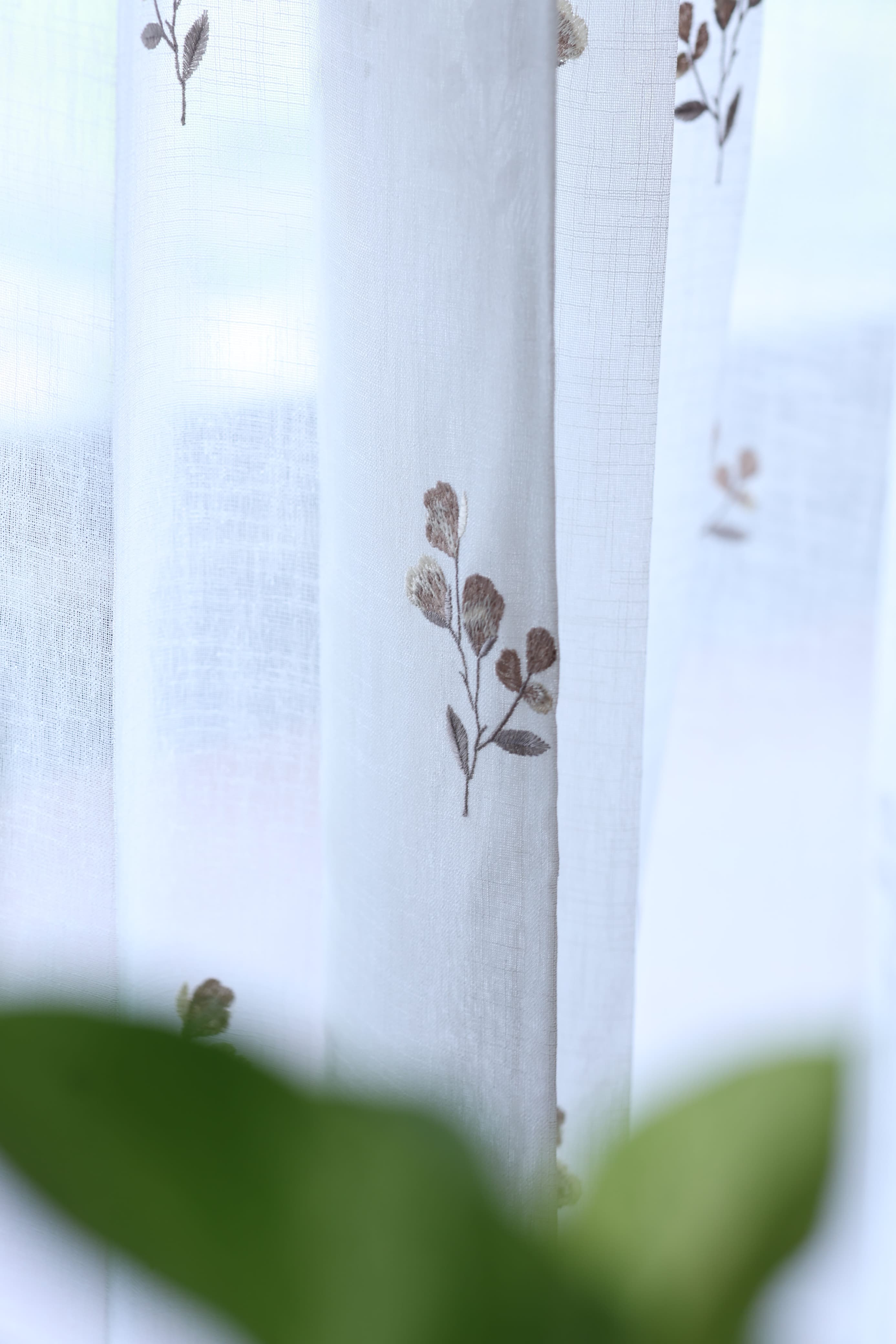 Floral embroidery sheer Curtain : Brown shine