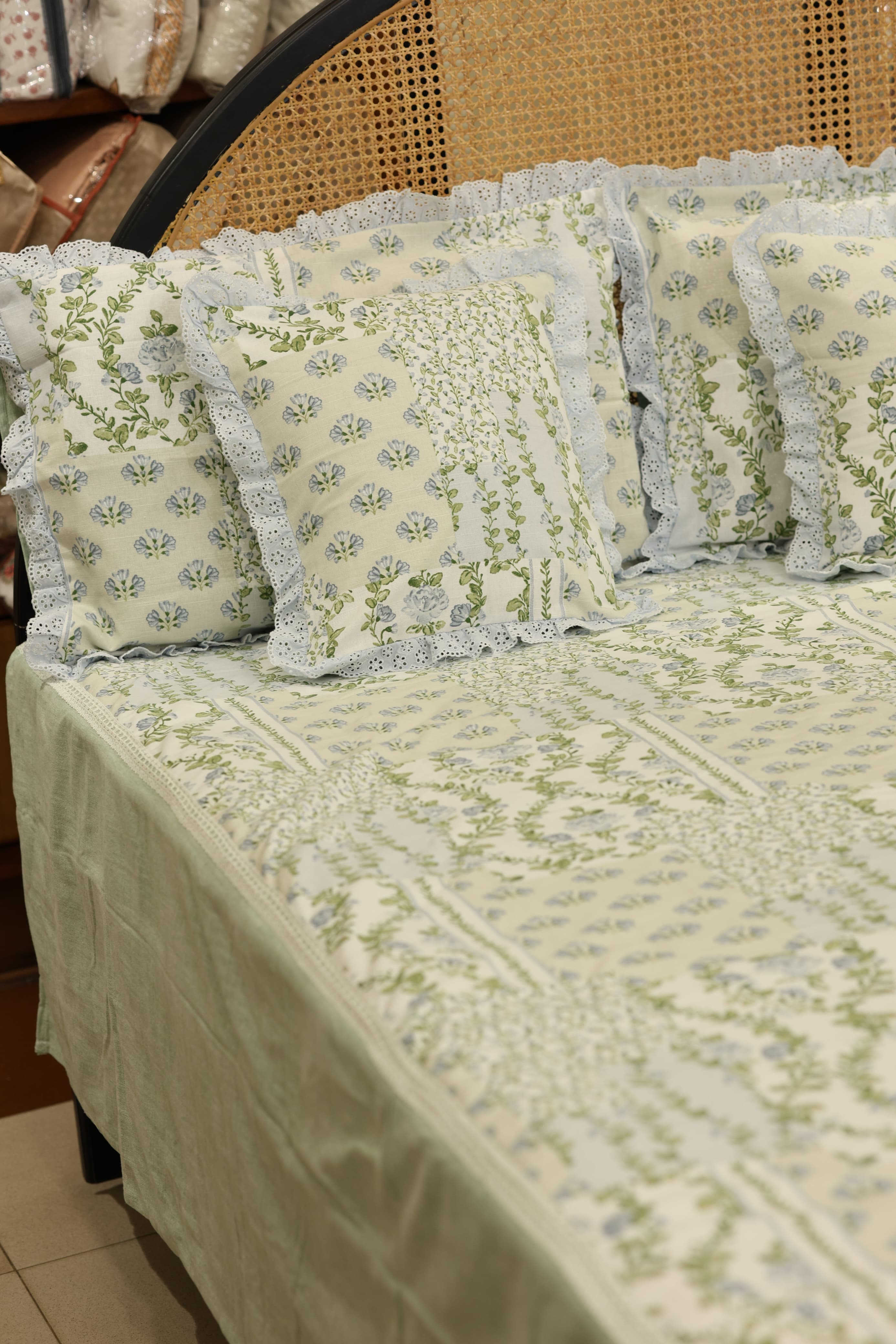 Bedsheets - Premium king floral printed lace bedsheet with cushion covers bud