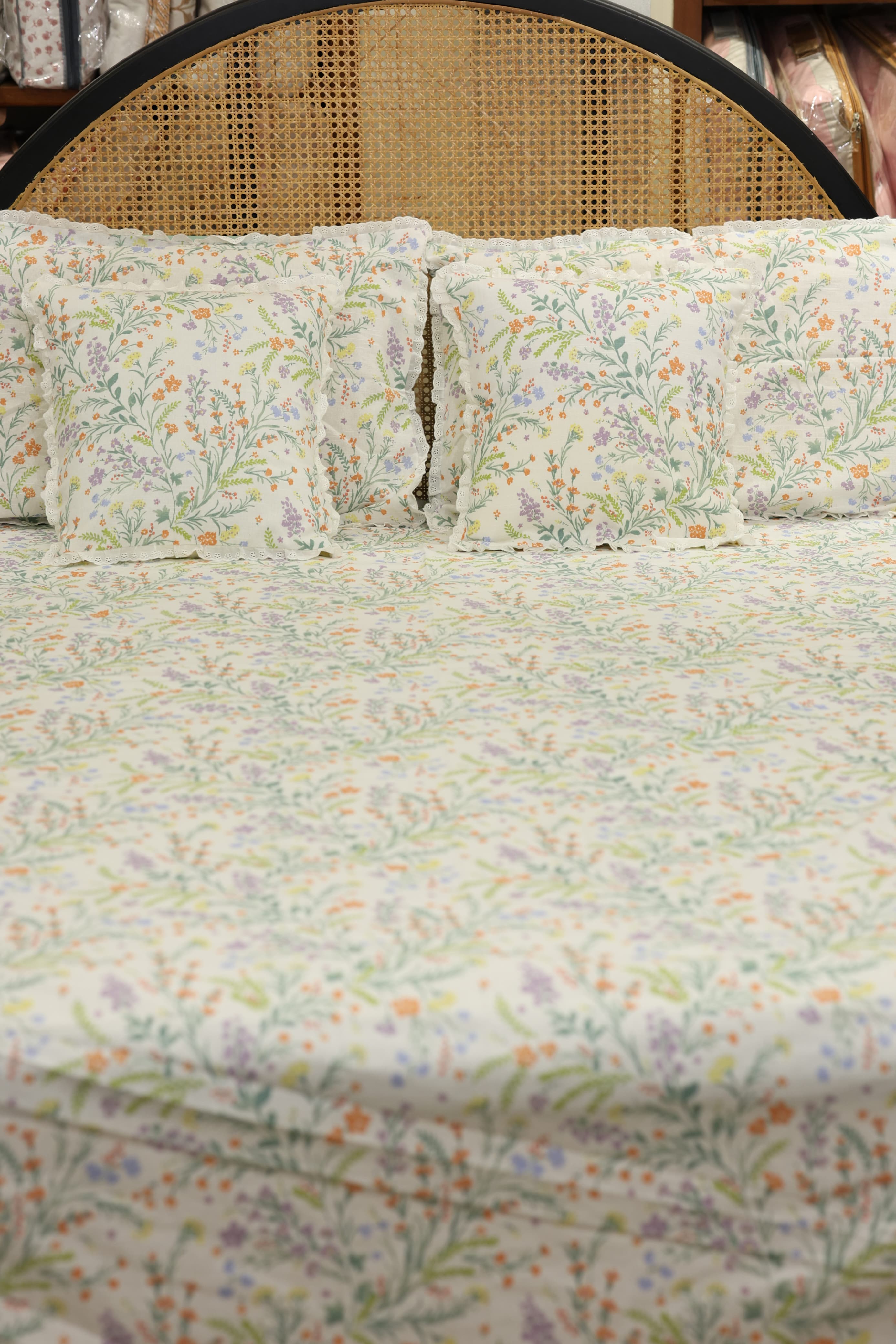 Bedsheets - Premium Queen floral printed lace bedsheet with cushion covers bud