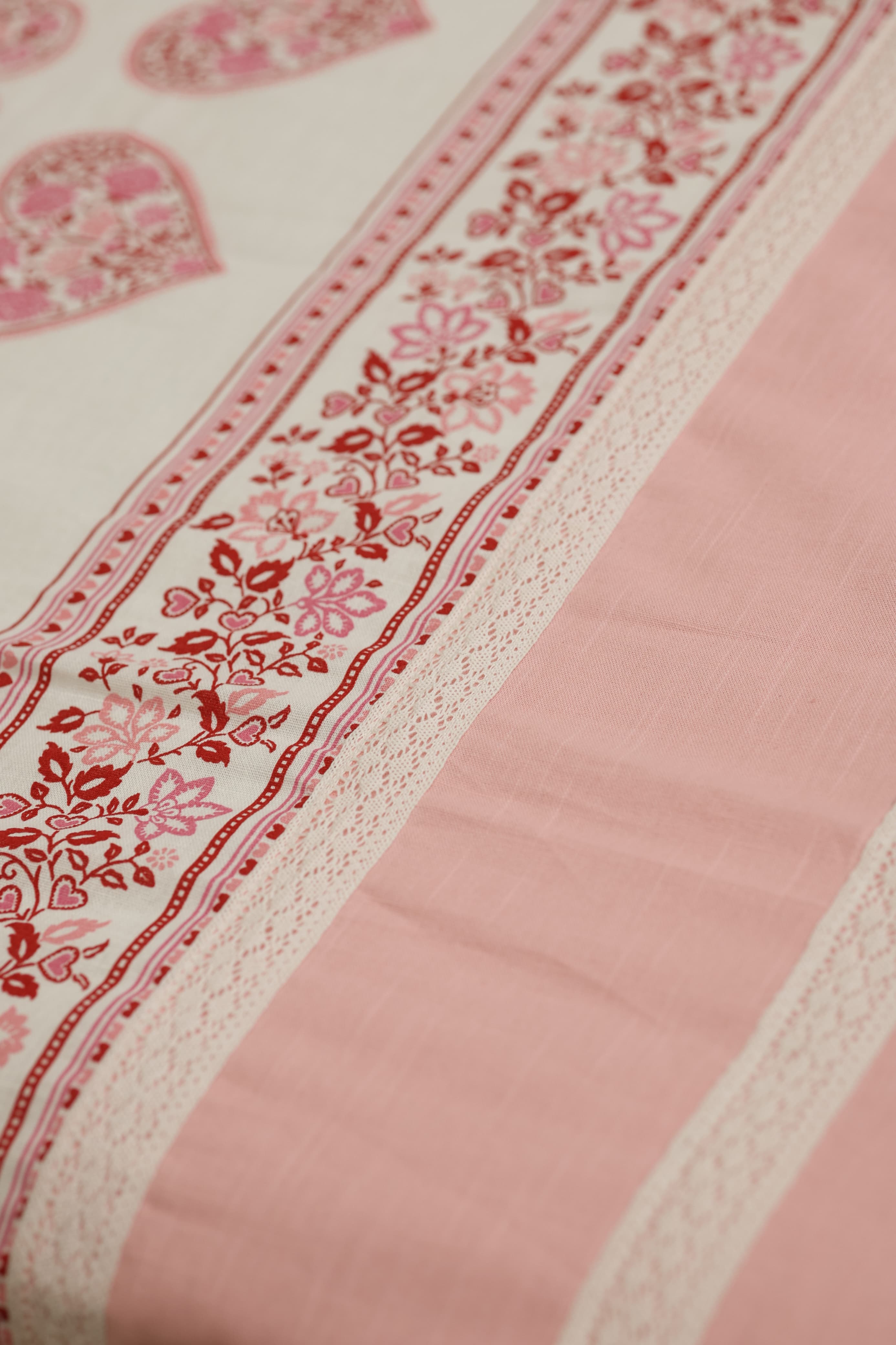 Bedsheets - Premium king floral printed lace bedsheet with cushion covers rose bud