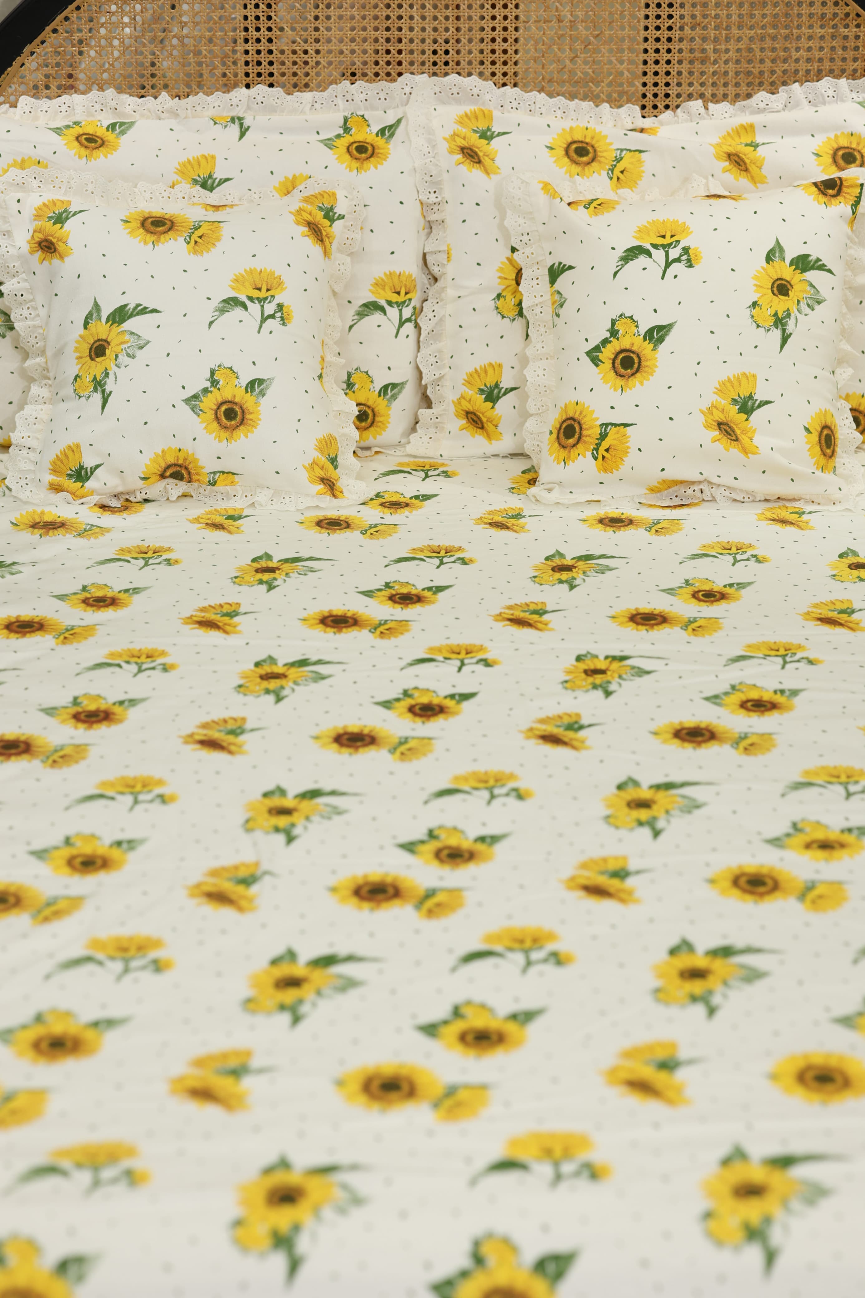 Bedsheets - Premium king floral printed lace bedsheet with cushion covers rose bud