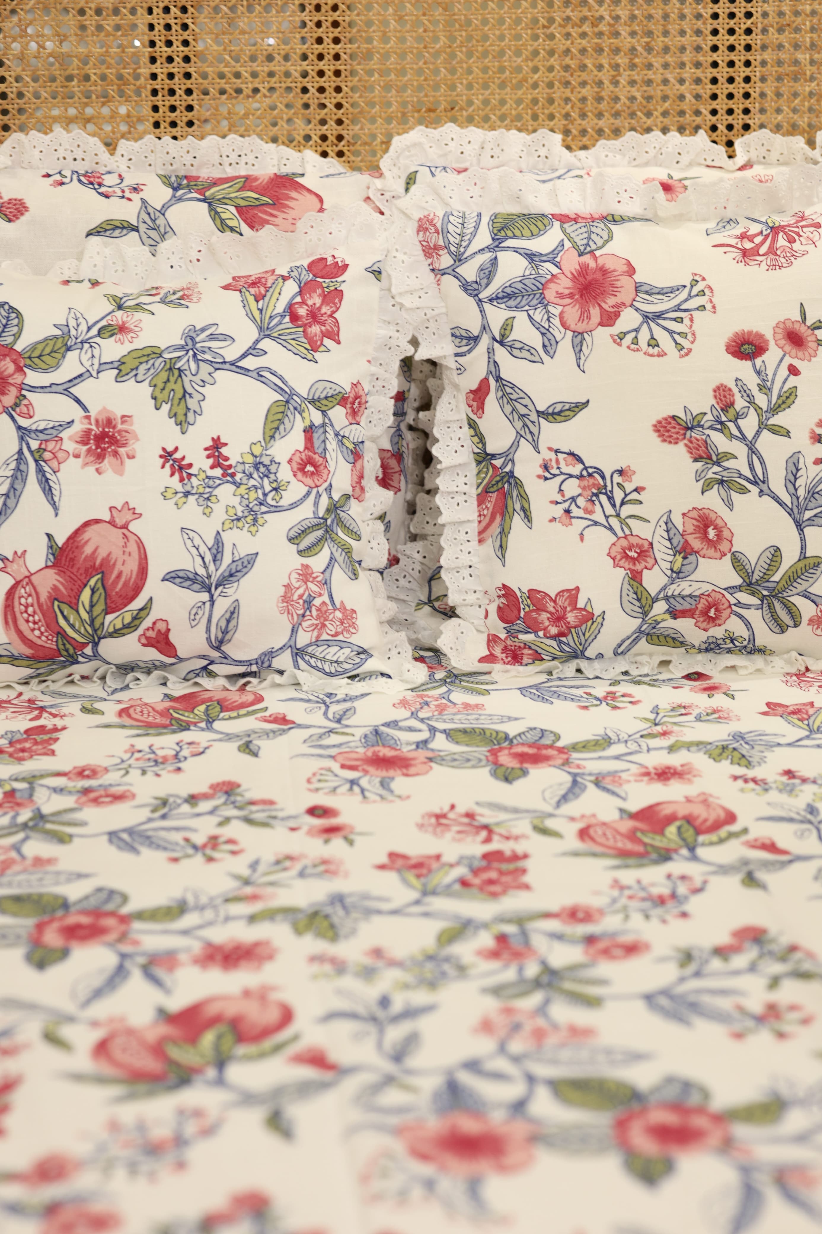 Bedsheets - Premium king floral printed lace bedsheet with cushion covers rosebud