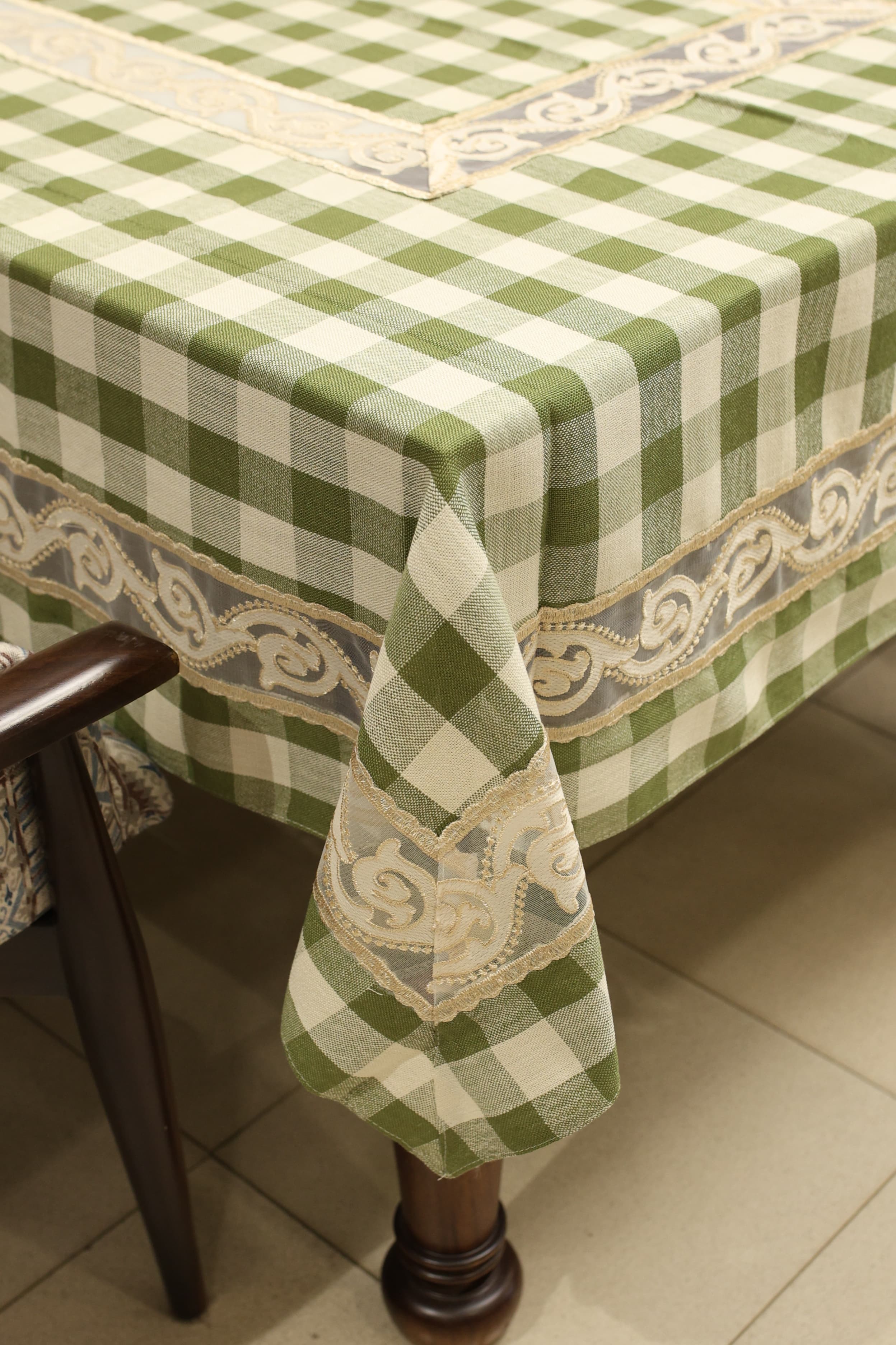 Classic Checkered 6 -Seater Tablecloth with Embroidered Lace Border