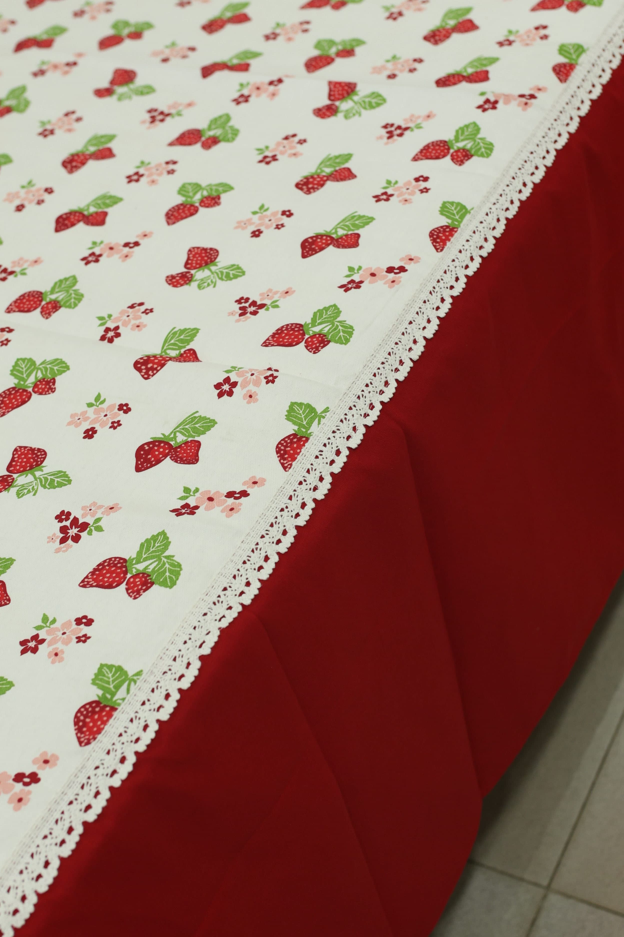 Bedsheets - Premium king floral printed lace bedsheet with cushion covers straberry bud