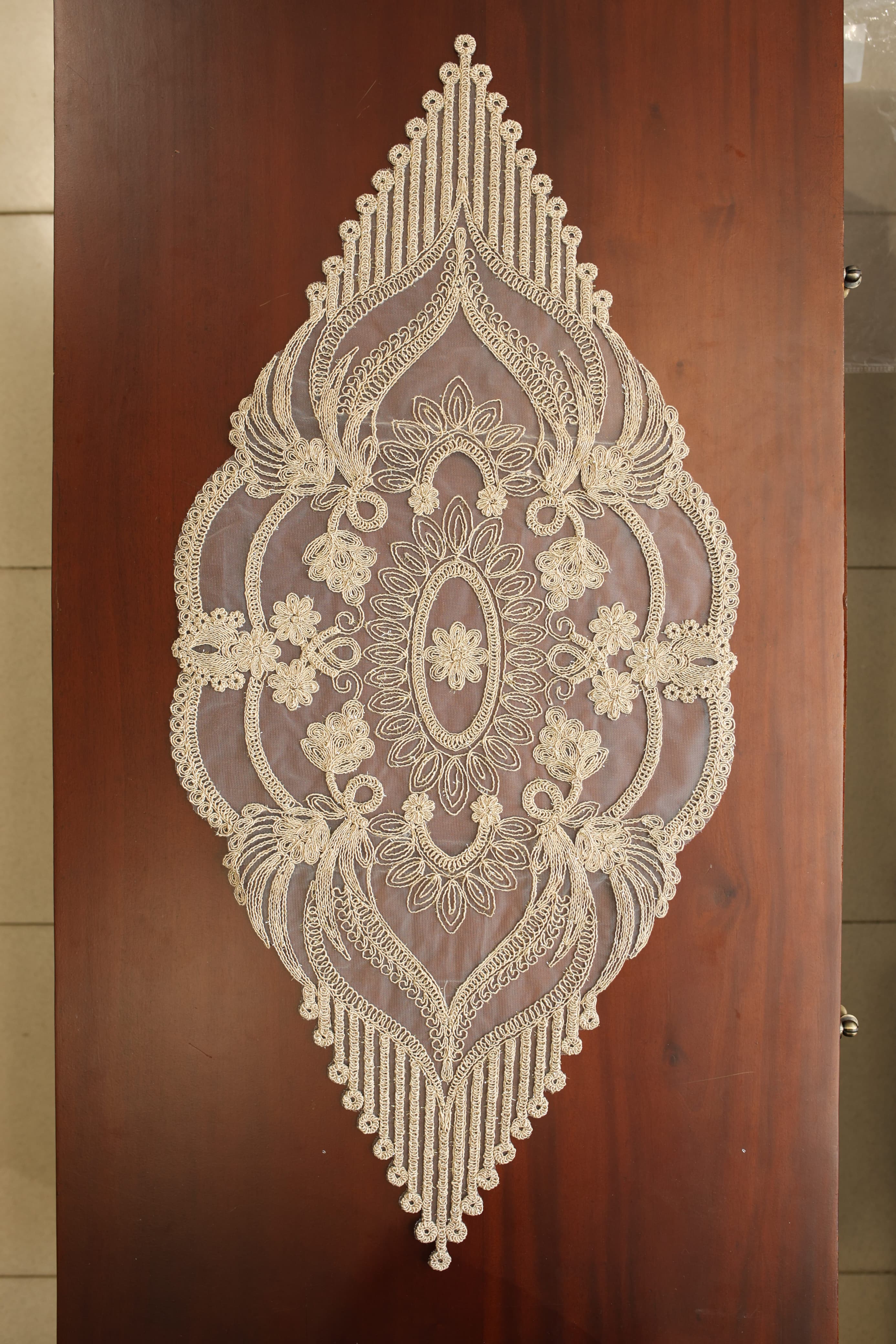 Teapoy Runner - Silky runner / table centre