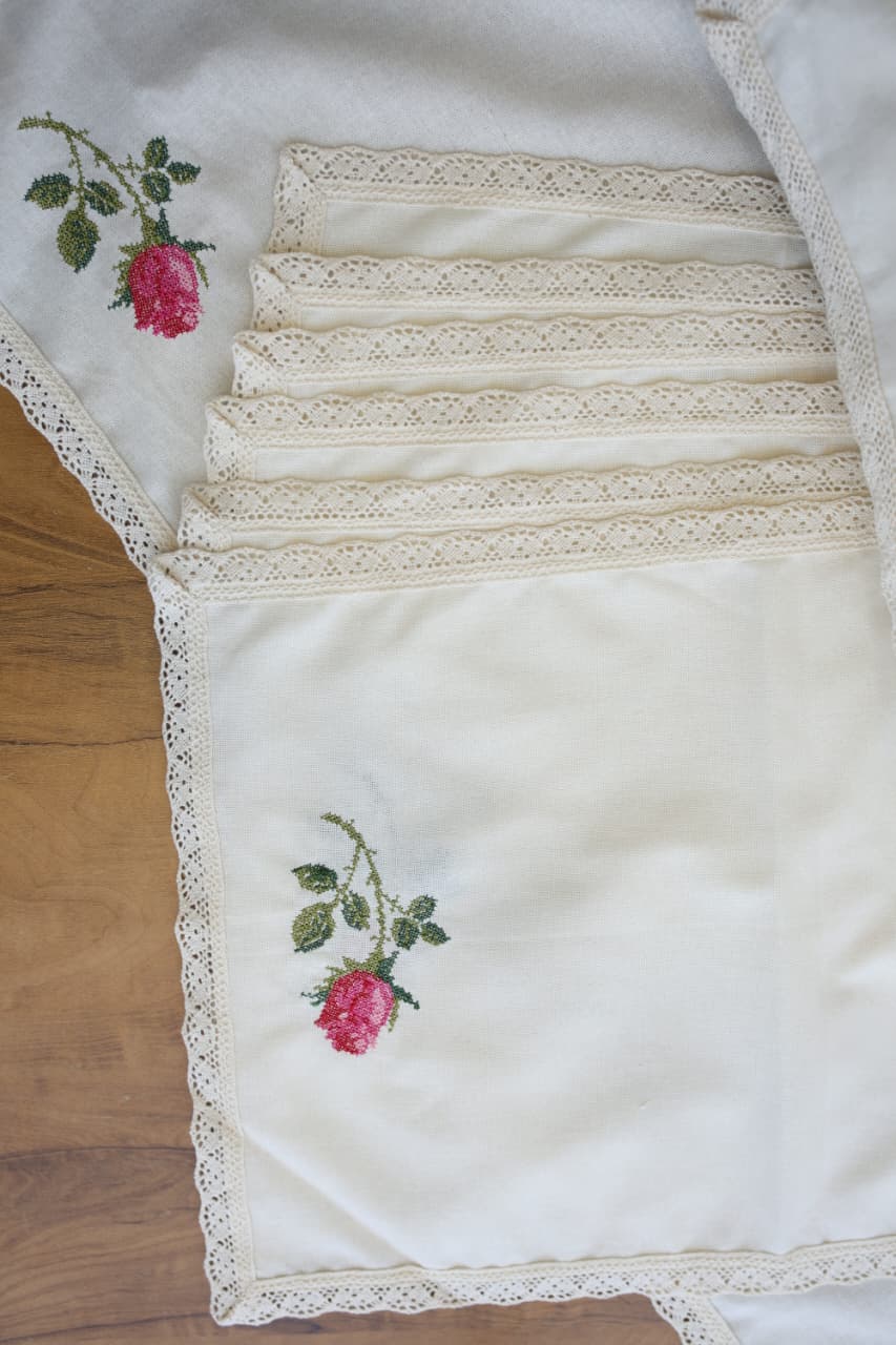 Combo Rose Table Linen Set (Runner, Placemats & Tissue Box Cover)
