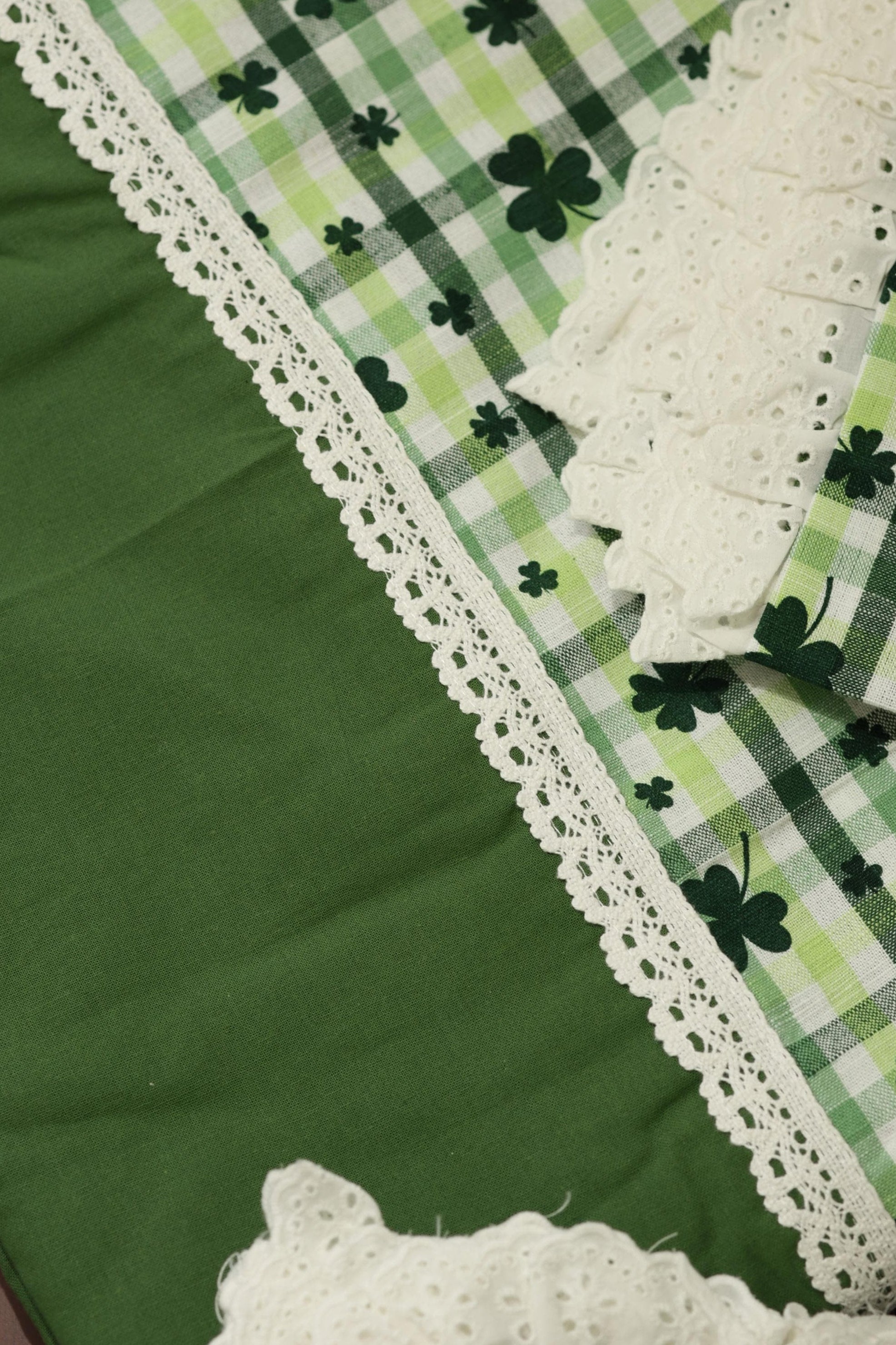 Bedsheets - Premium king printed lace bedsheet with cushion covers Check green bud