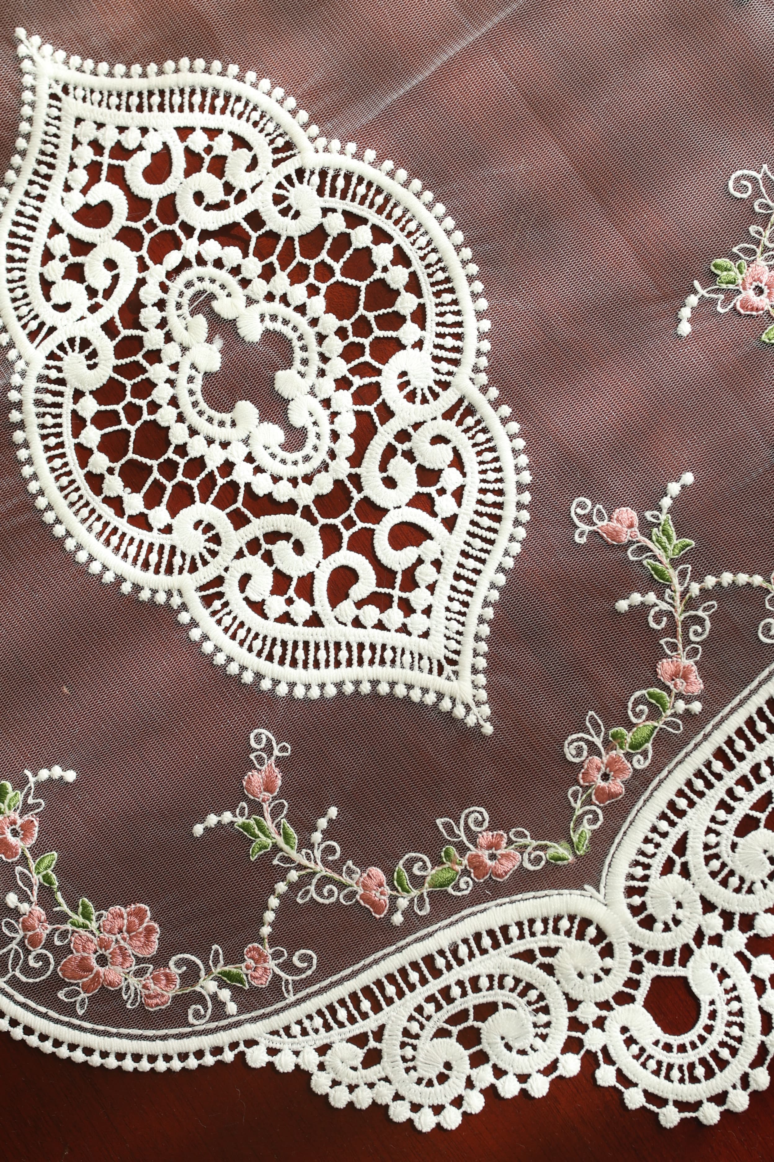 Table Runner - Net embroidery / Table centre