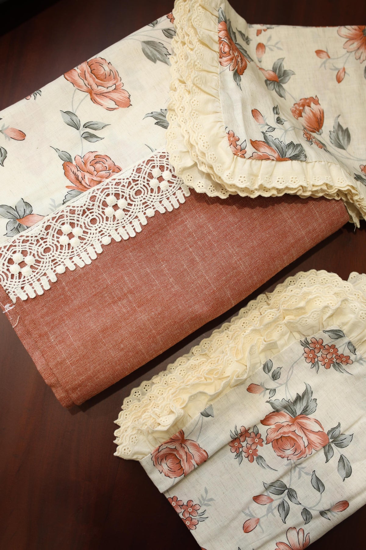 Bedsheets - Premium king floral printed lace bedsheet with cushion covers