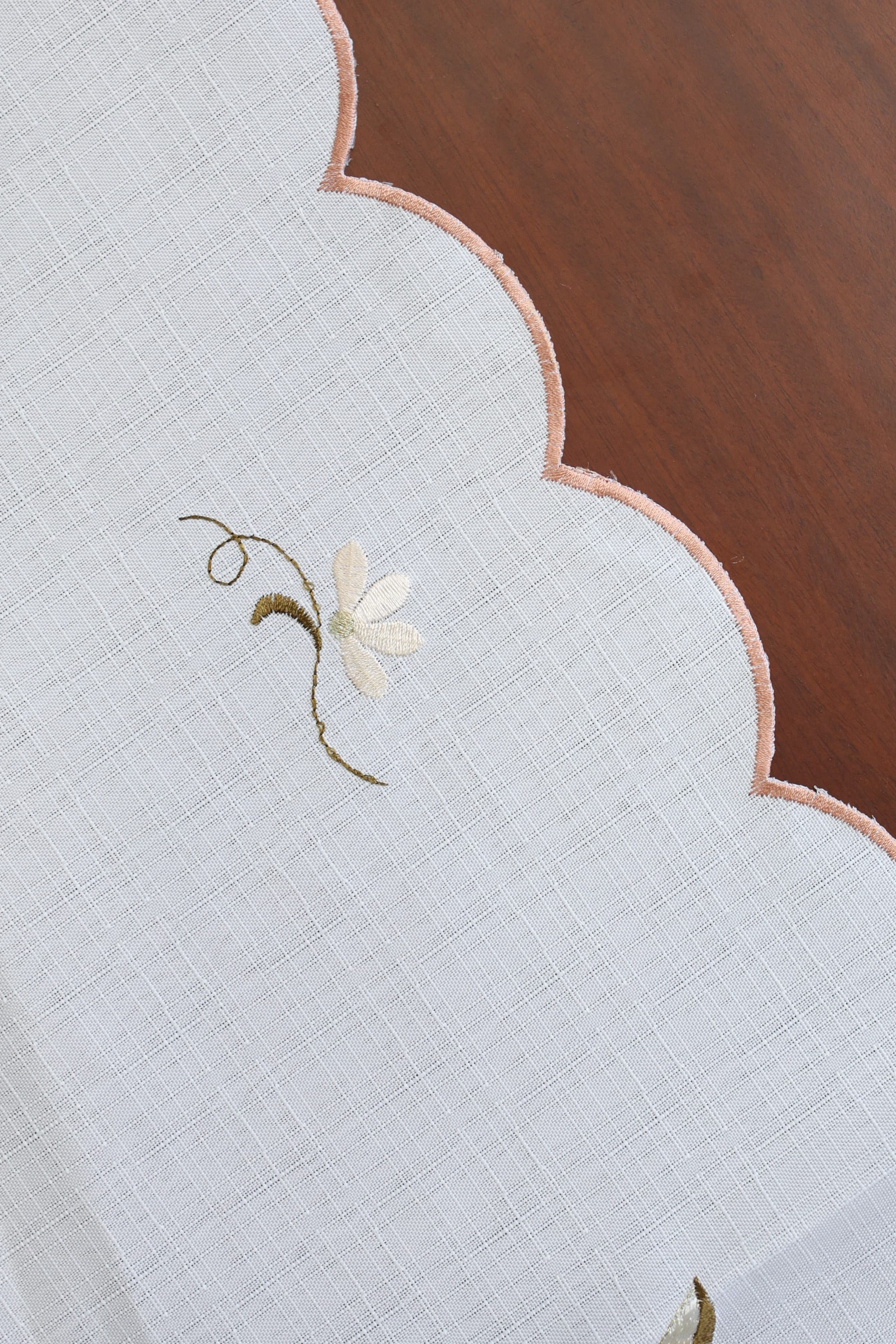 Teapoy Runner - Silky runner / table centre