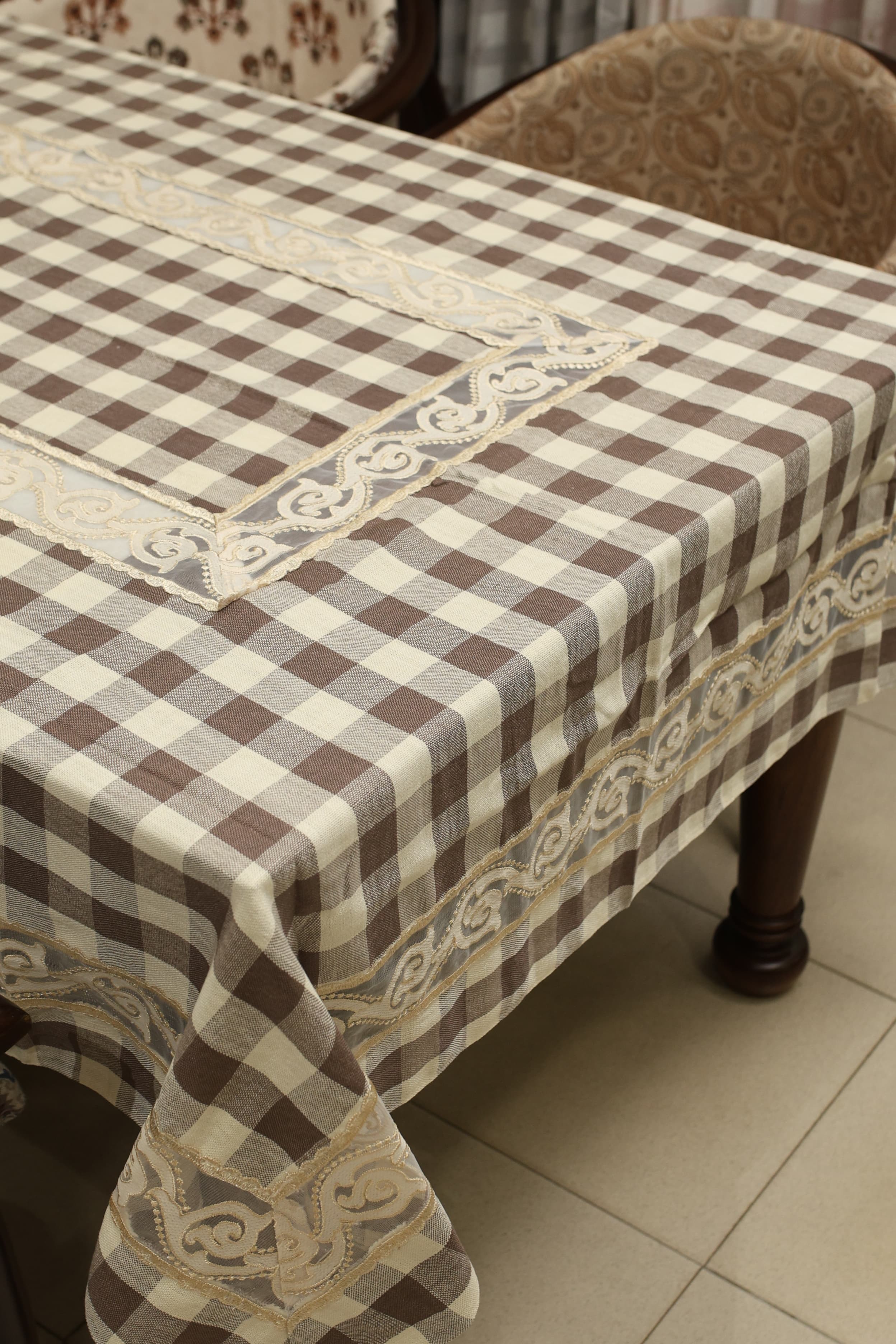 Classic Checkered 6 -Seater Tablecloth with Embroidered Lace Border