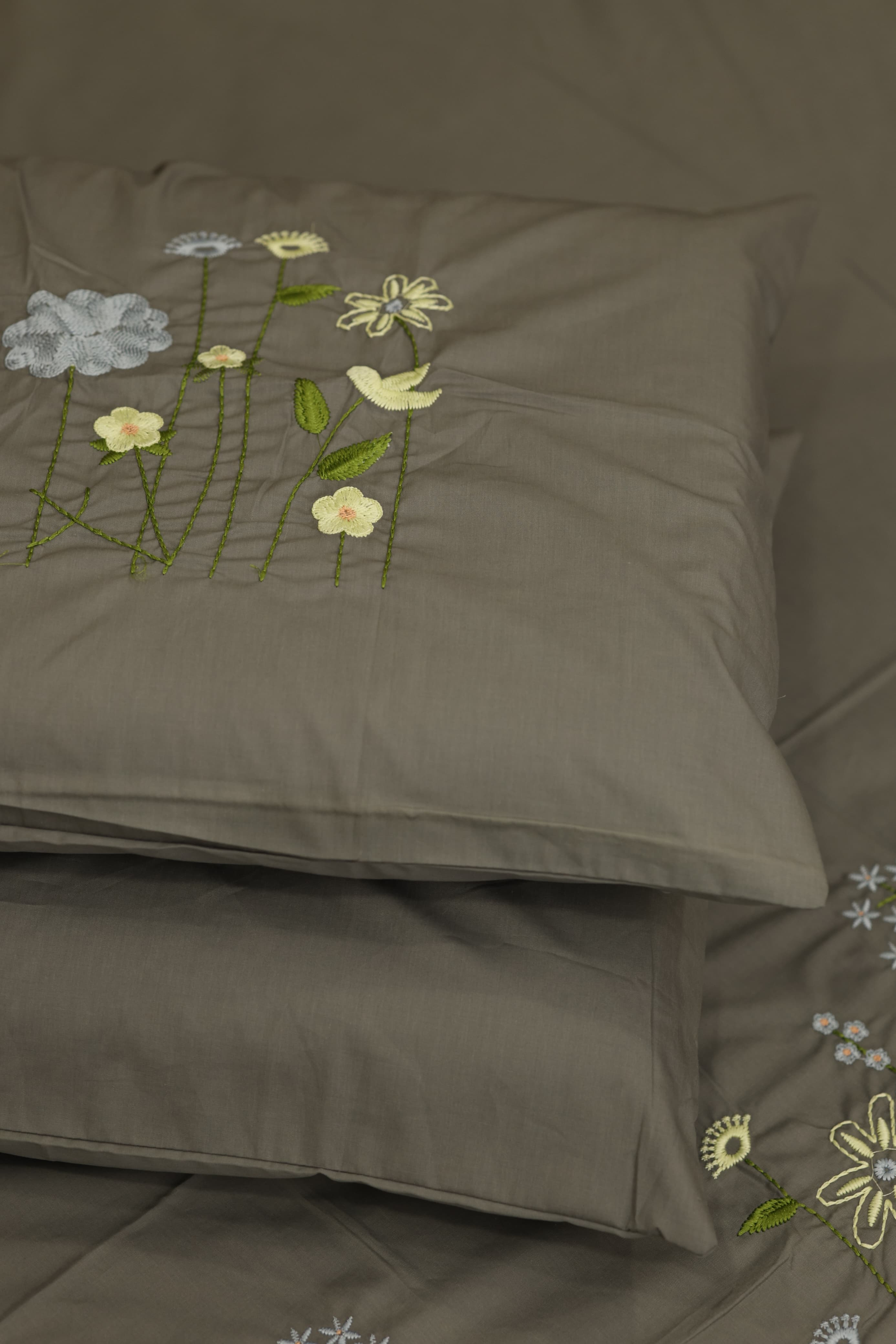 Premium Machine Embroidery Soft Cotton Queen Bedsheet Set - Grey