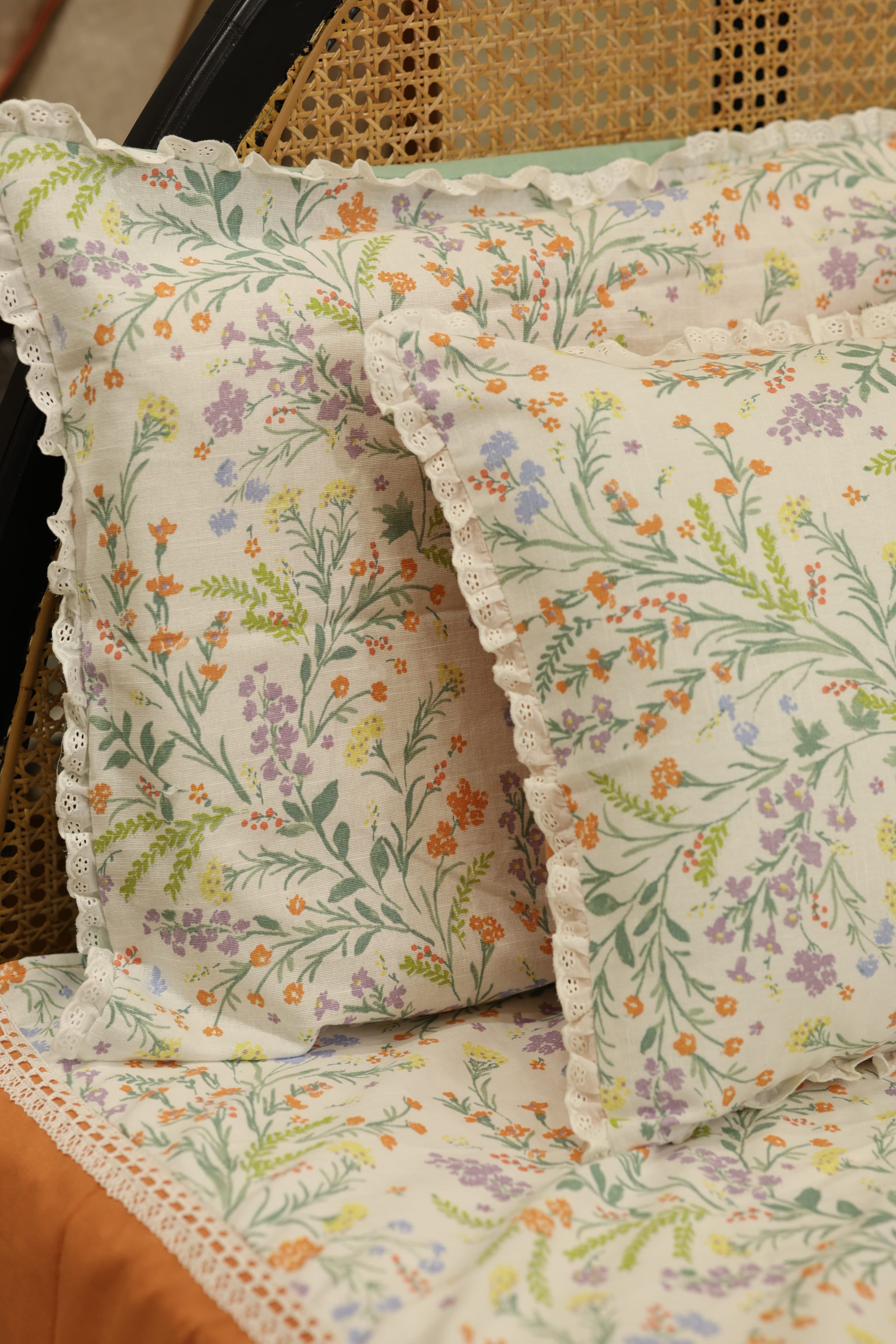 Bedsheets - Premium king floral printed lace bedsheet with cushion covers bud