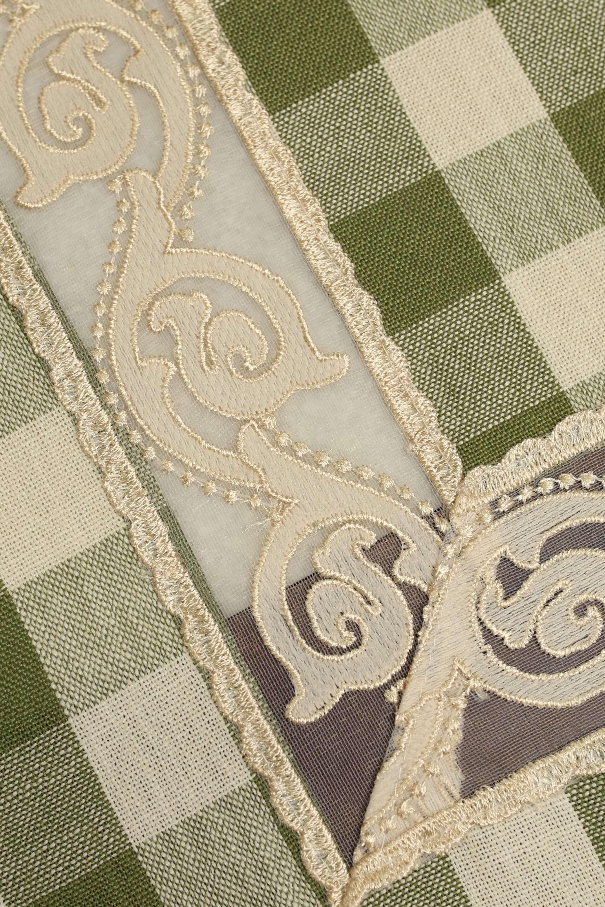 Classic Checkered 6 -Seater Tablecloth with Embroidered Lace Border