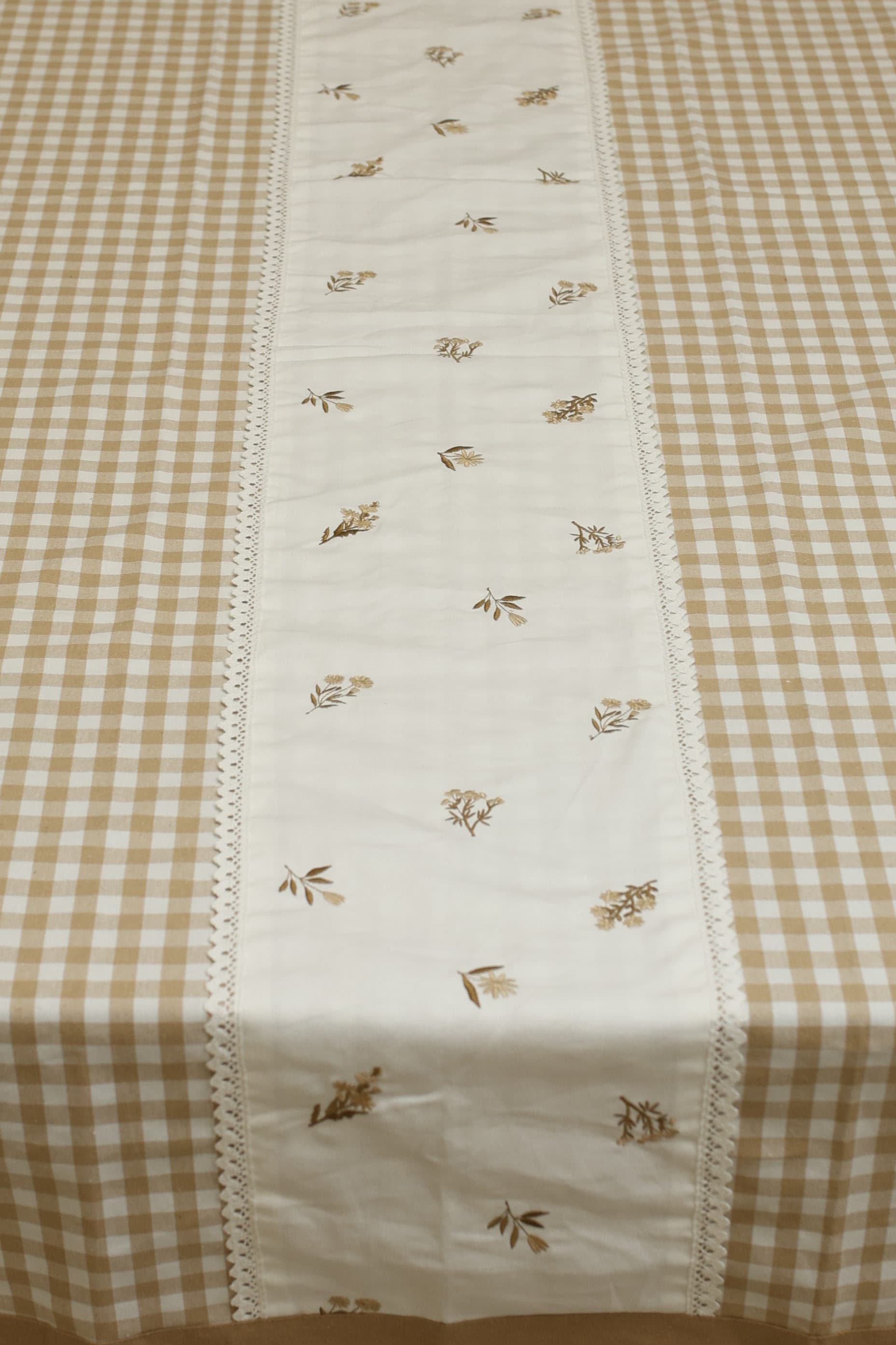 Table cloth - Check embroidery (6 Seater-brown)