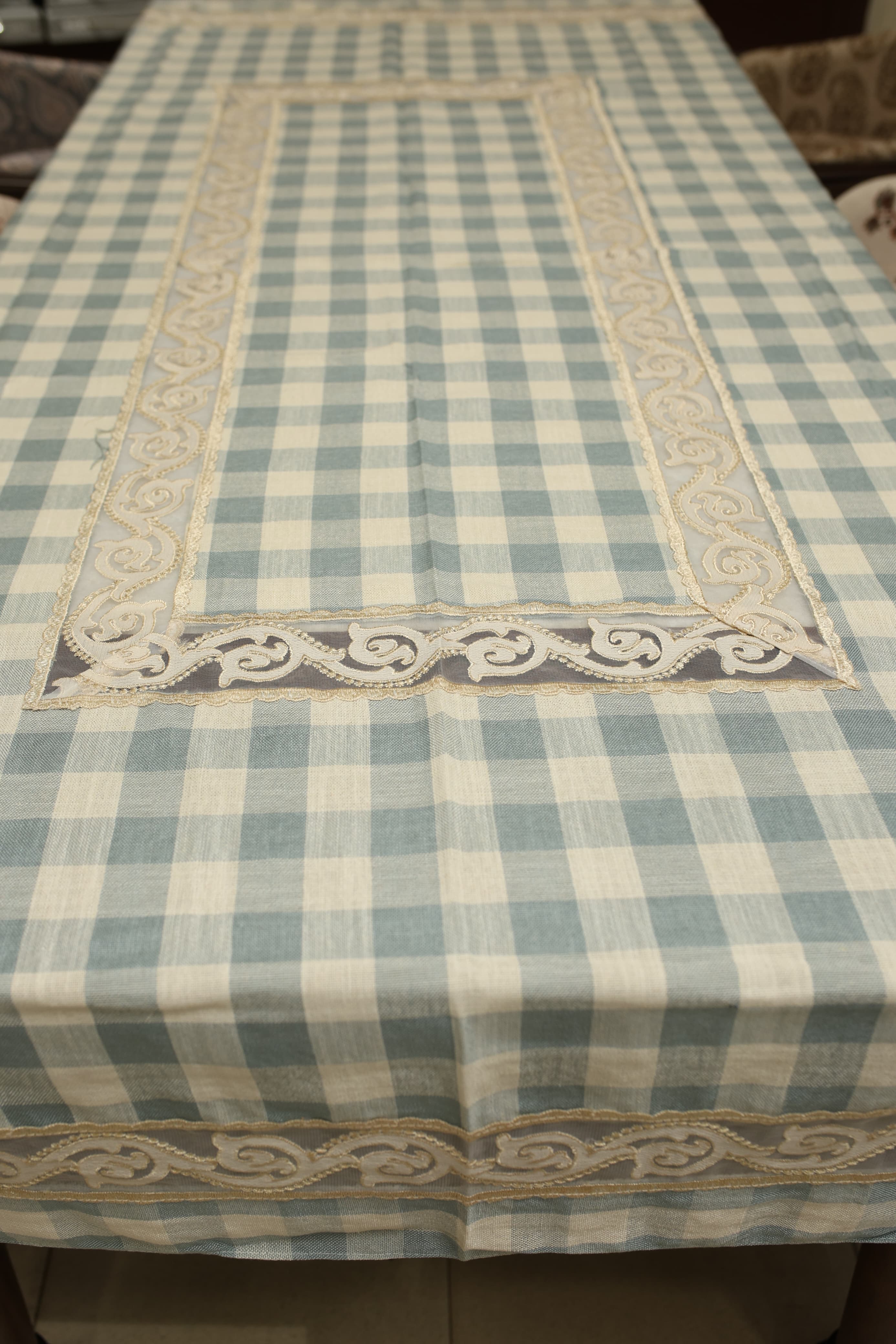 Classic Checkered 6 -Seater Tablecloth with Embroidered Lace Border