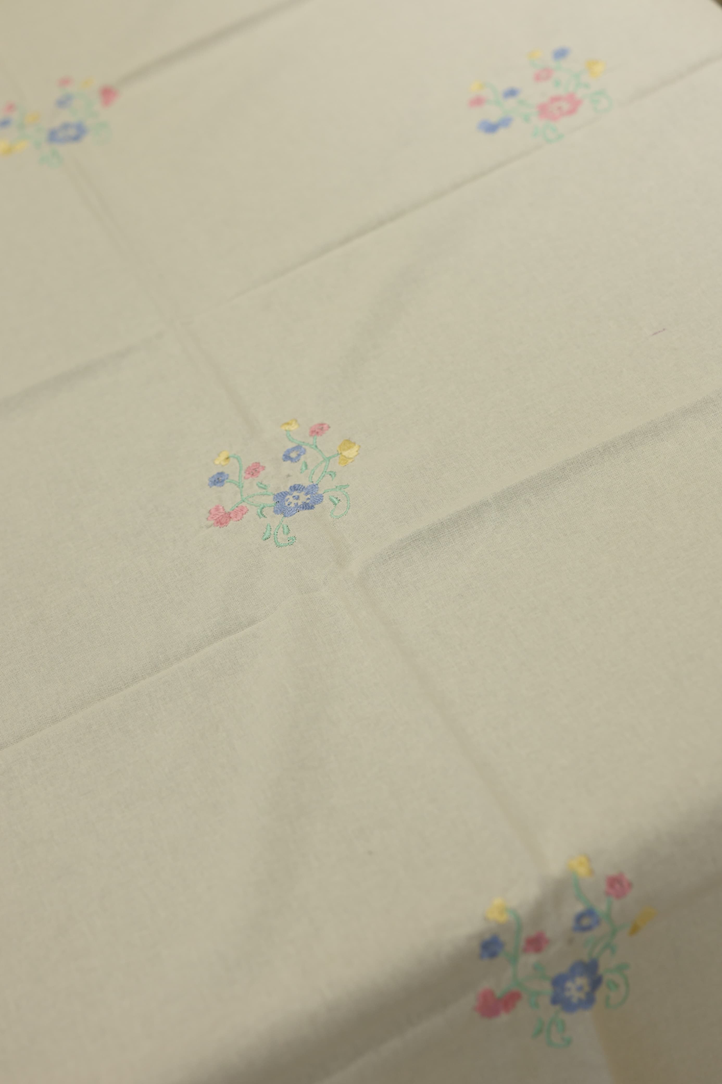 Table cloth - 6 seater embroidery