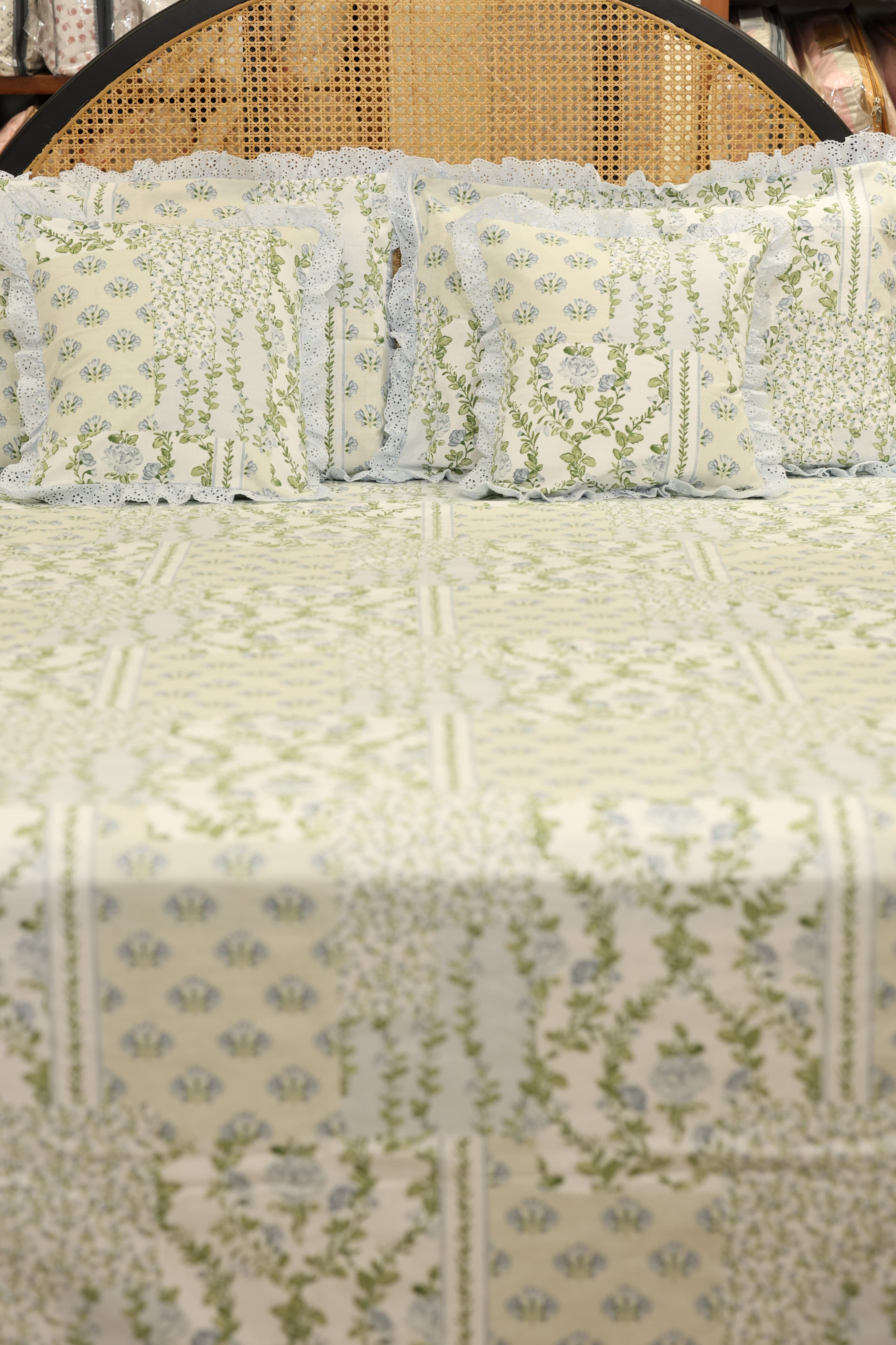 Bedsheets - Premium Queen floral printed lace bedsheet with cushion covers bud