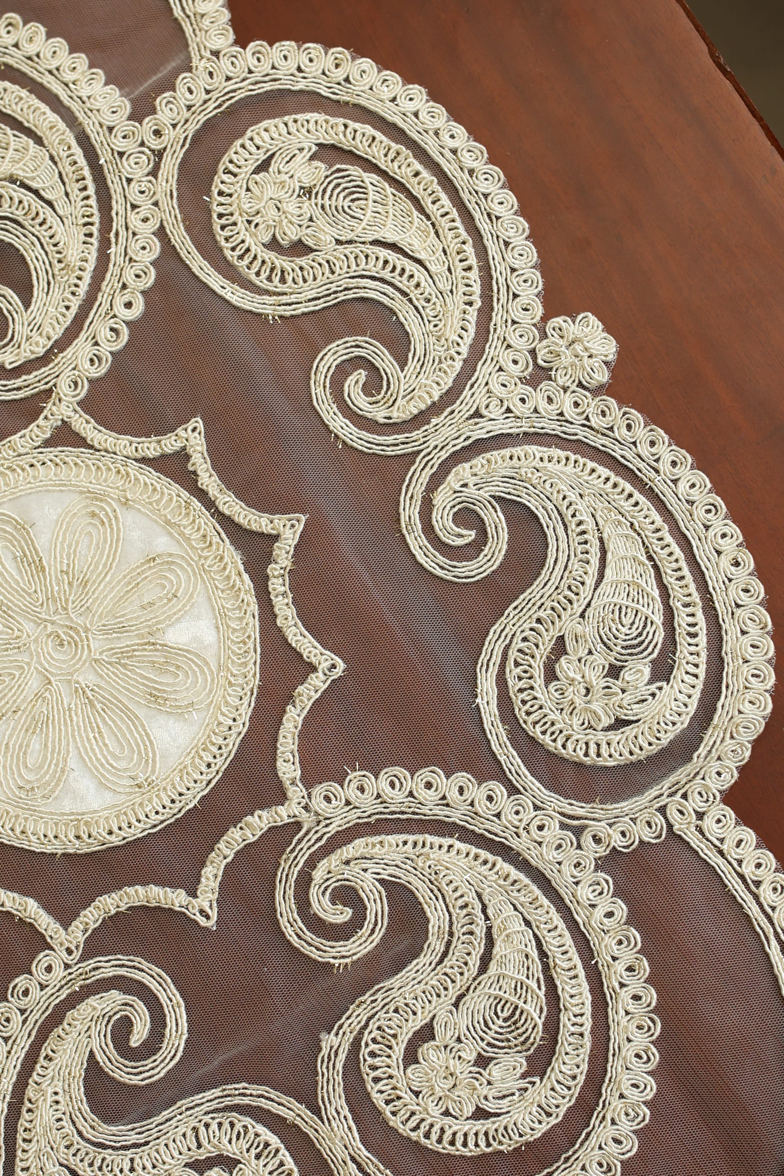 Teapoy Runner - Silky runner / table centre