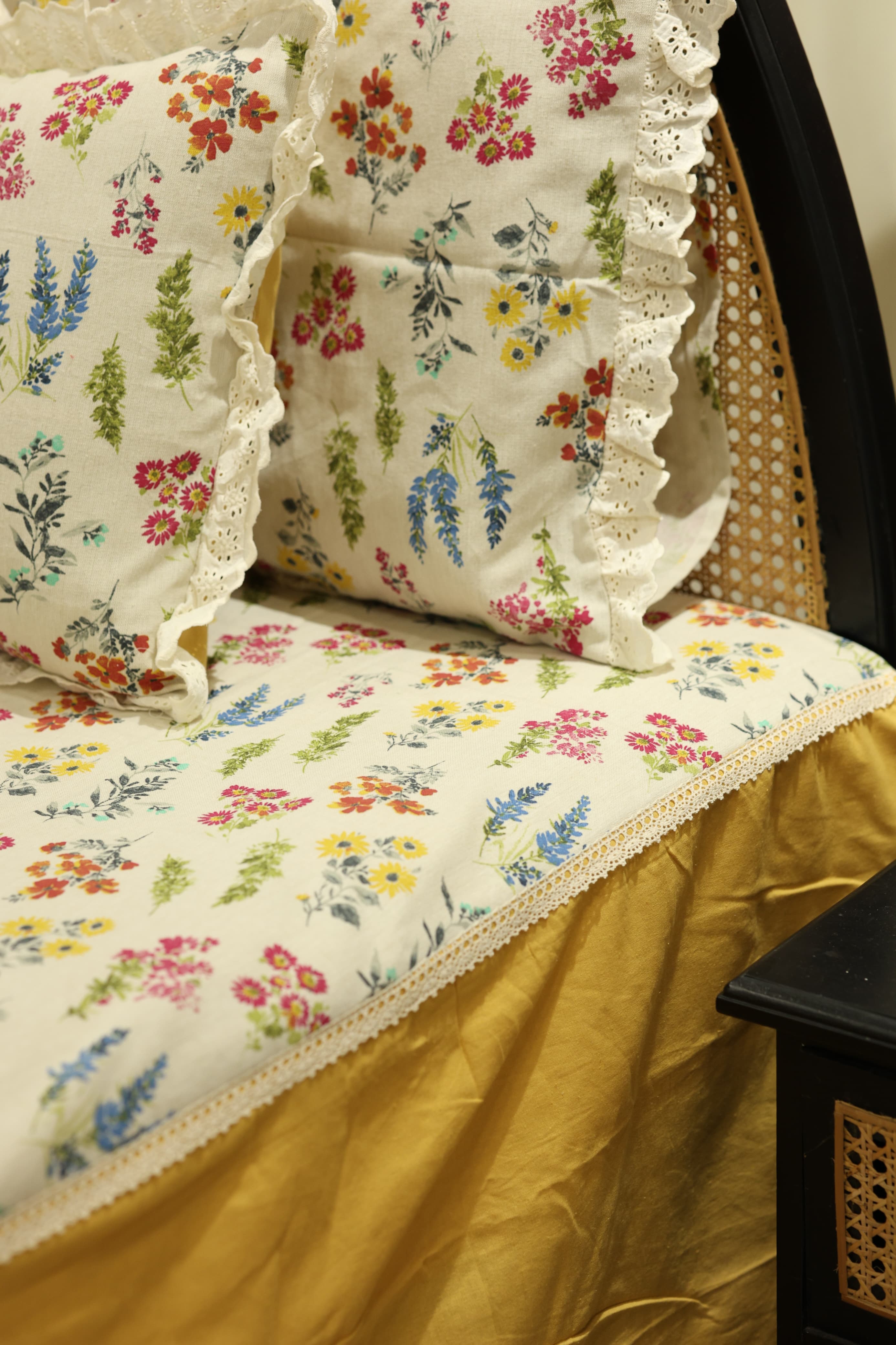 Bedsheets - Premium King floral printed lace bedsheet with cushion covers bud