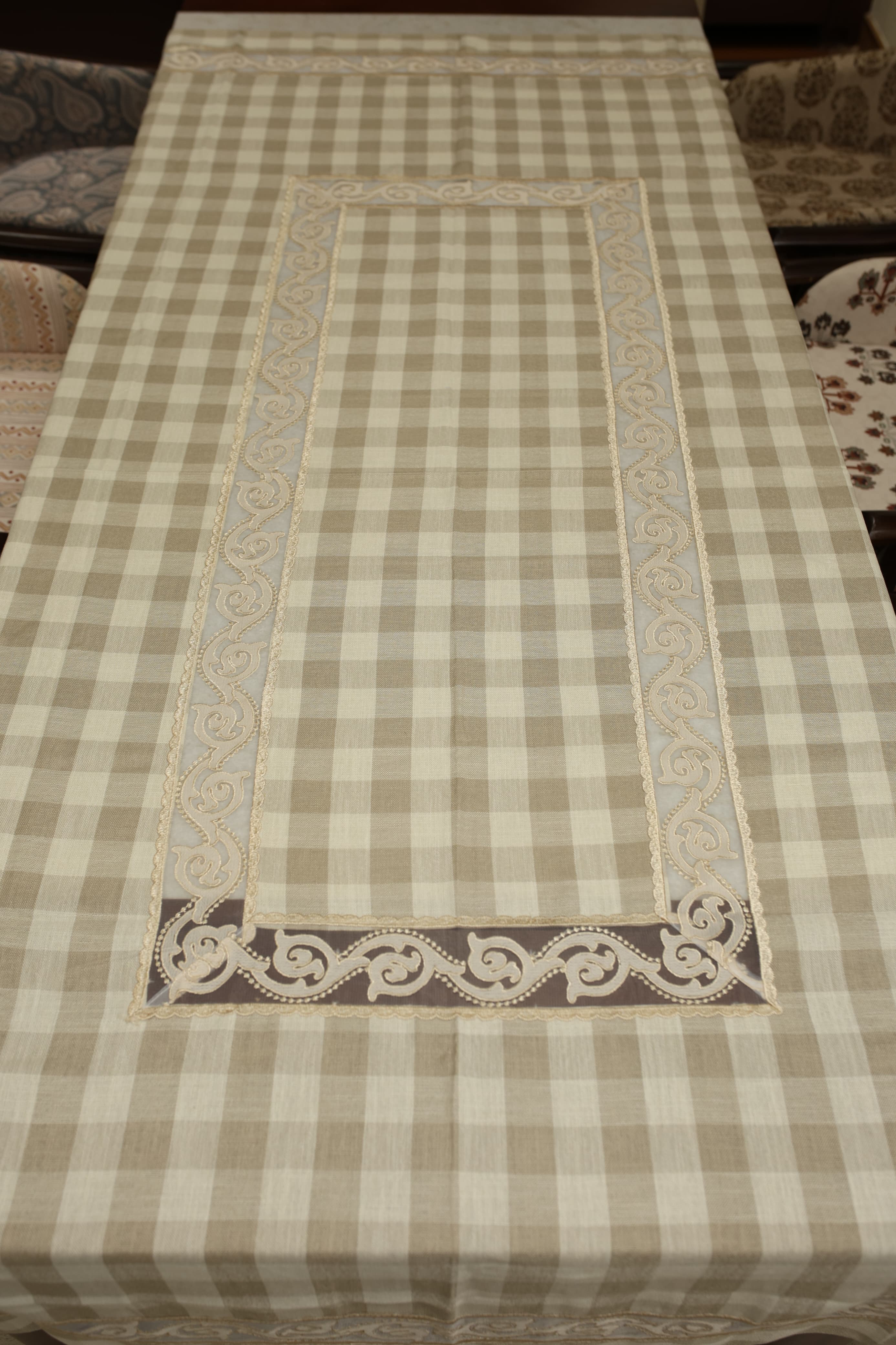 Classic Checkered 6 -Seater Tablecloth with Embroidered Lace Border