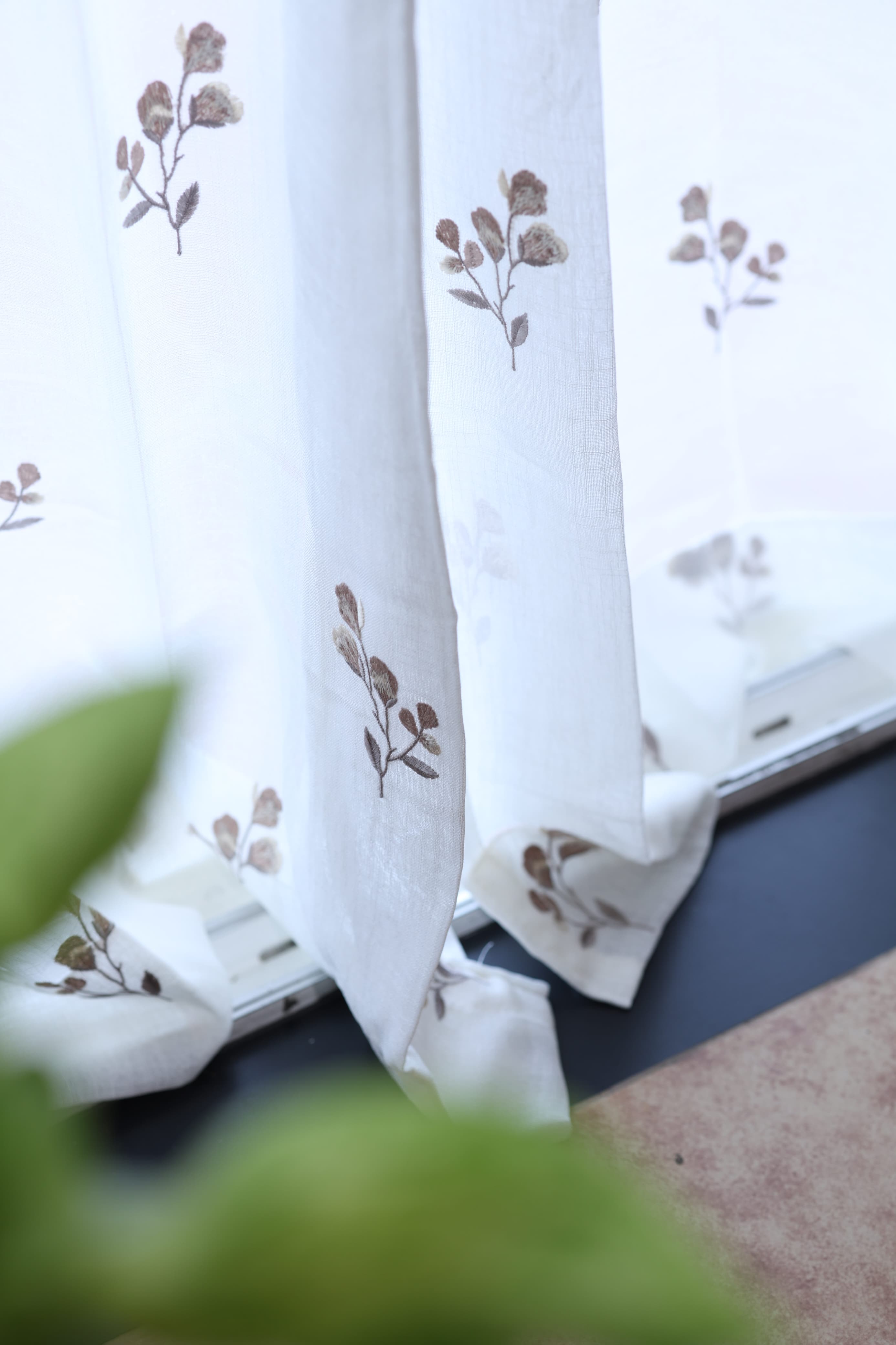 Floral embroidery sheer Curtain : Brown shine