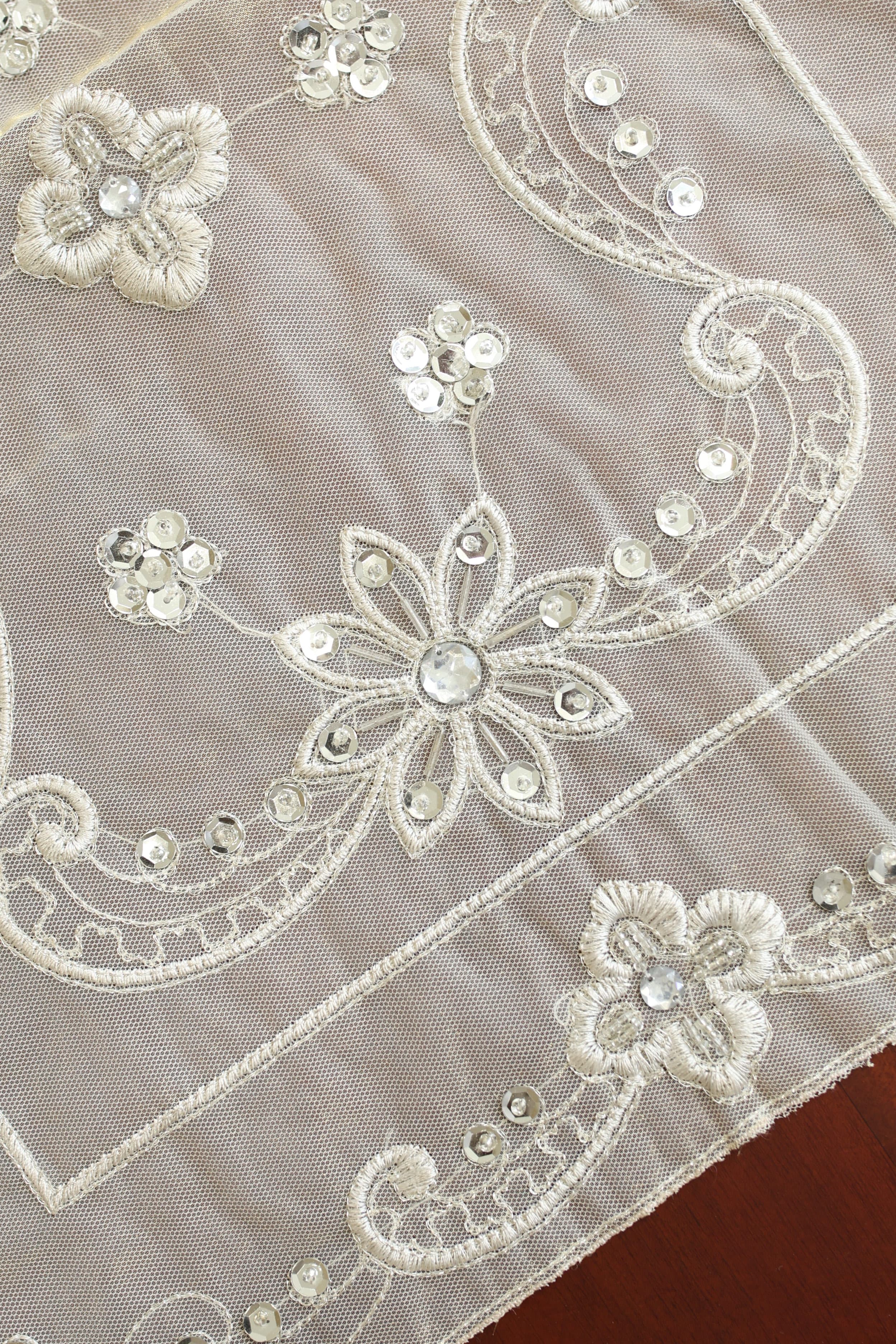 Teapoy Runner - Silky runner / table centre