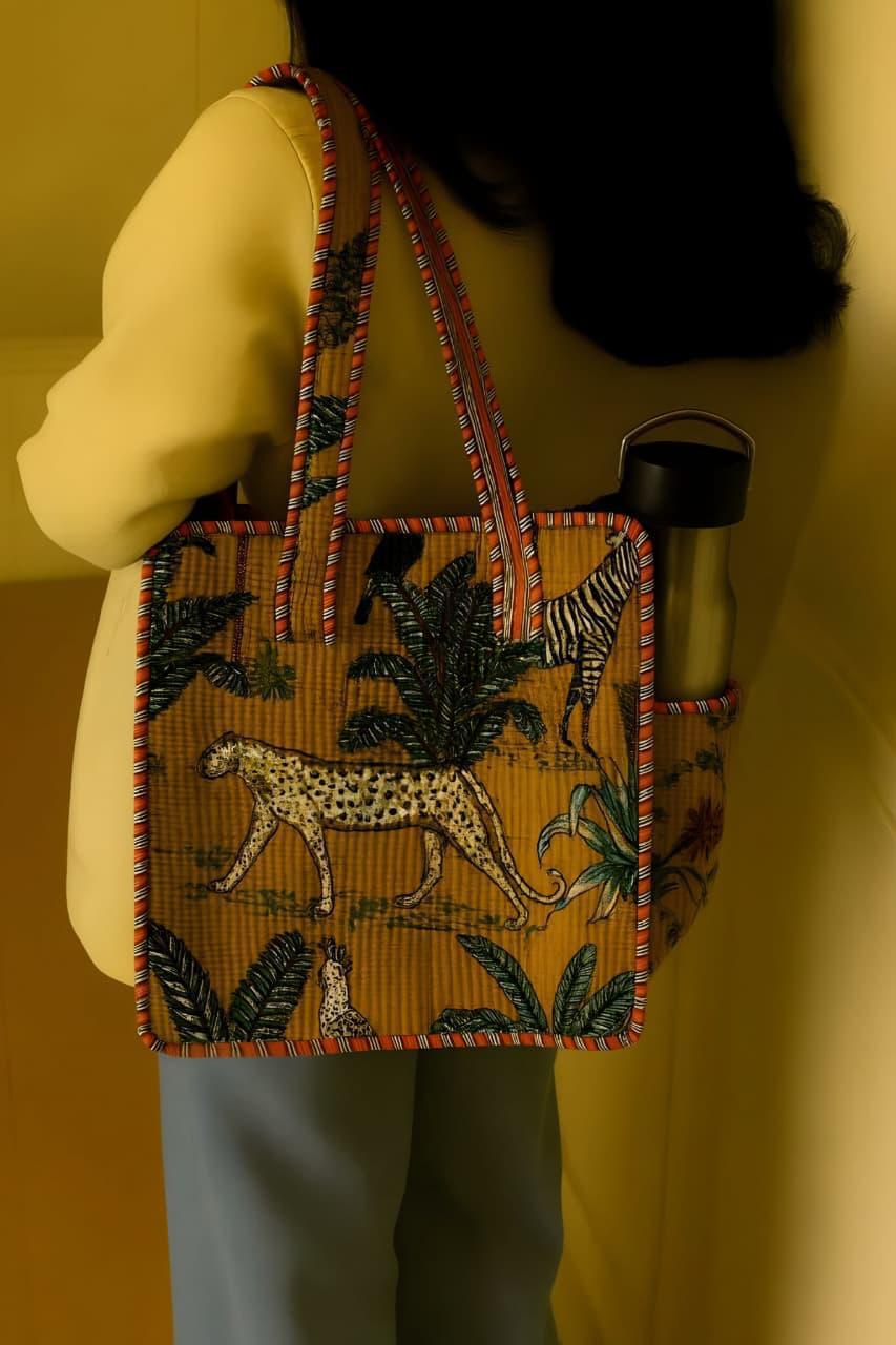 Quilted Lunch bag with bottle pocket outside(Tote bag)