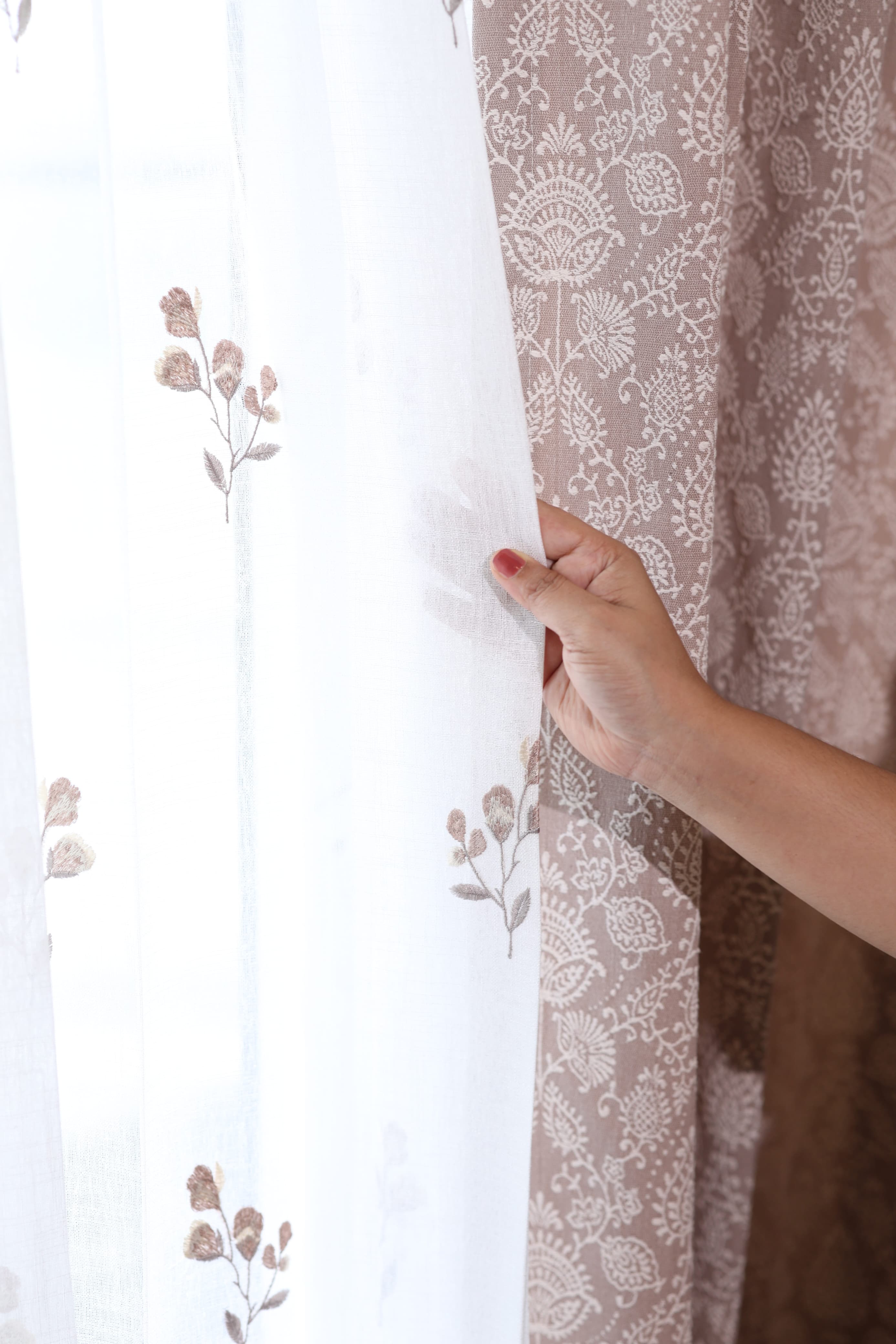 Floral embroidery sheer Curtain : Brown shine
