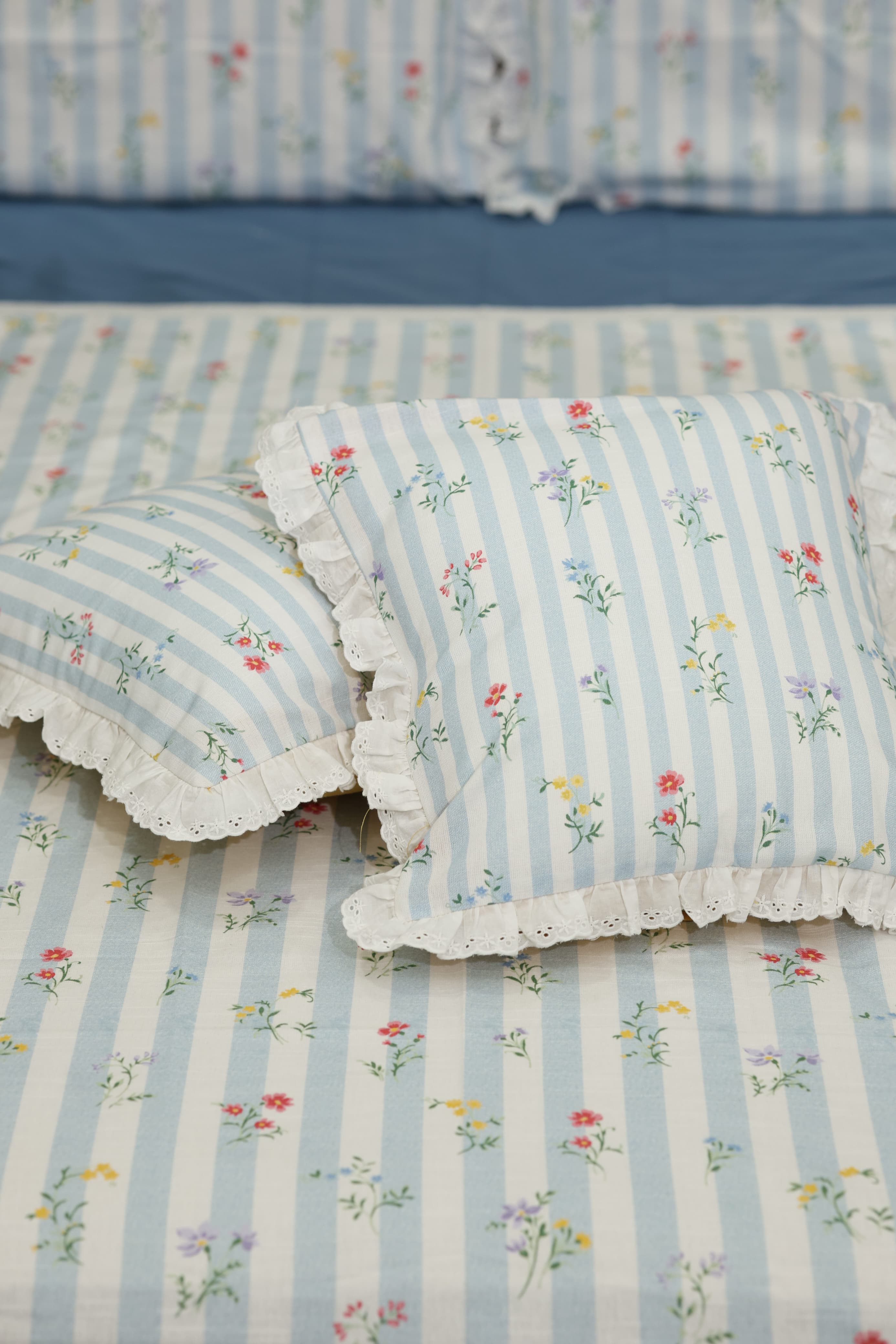 Bedsheets - Premium king floral printed lace bedsheet with cushion covers Blue bud
