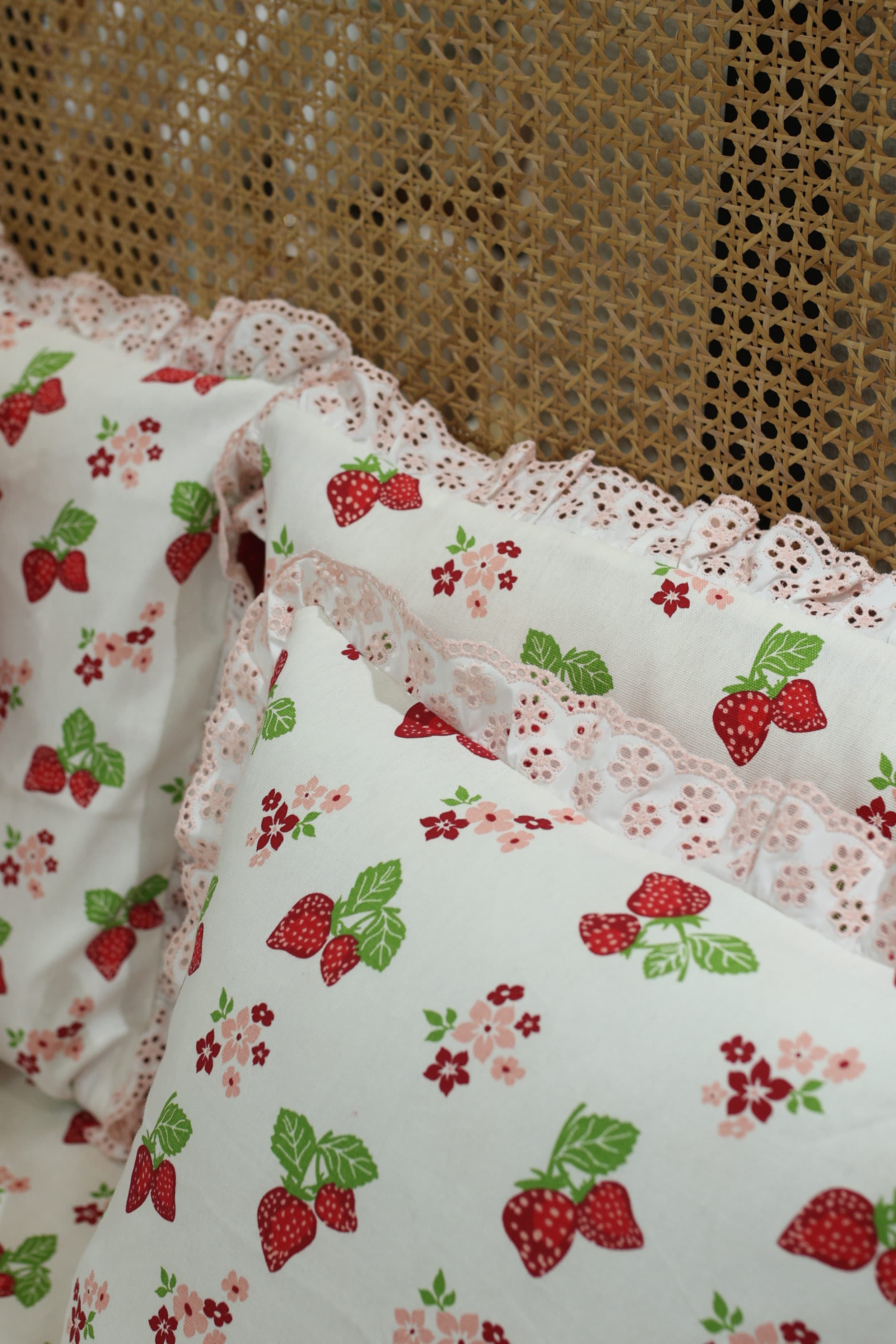 Bedsheets - Premium king floral printed lace bedsheet with cushion covers straberry bud