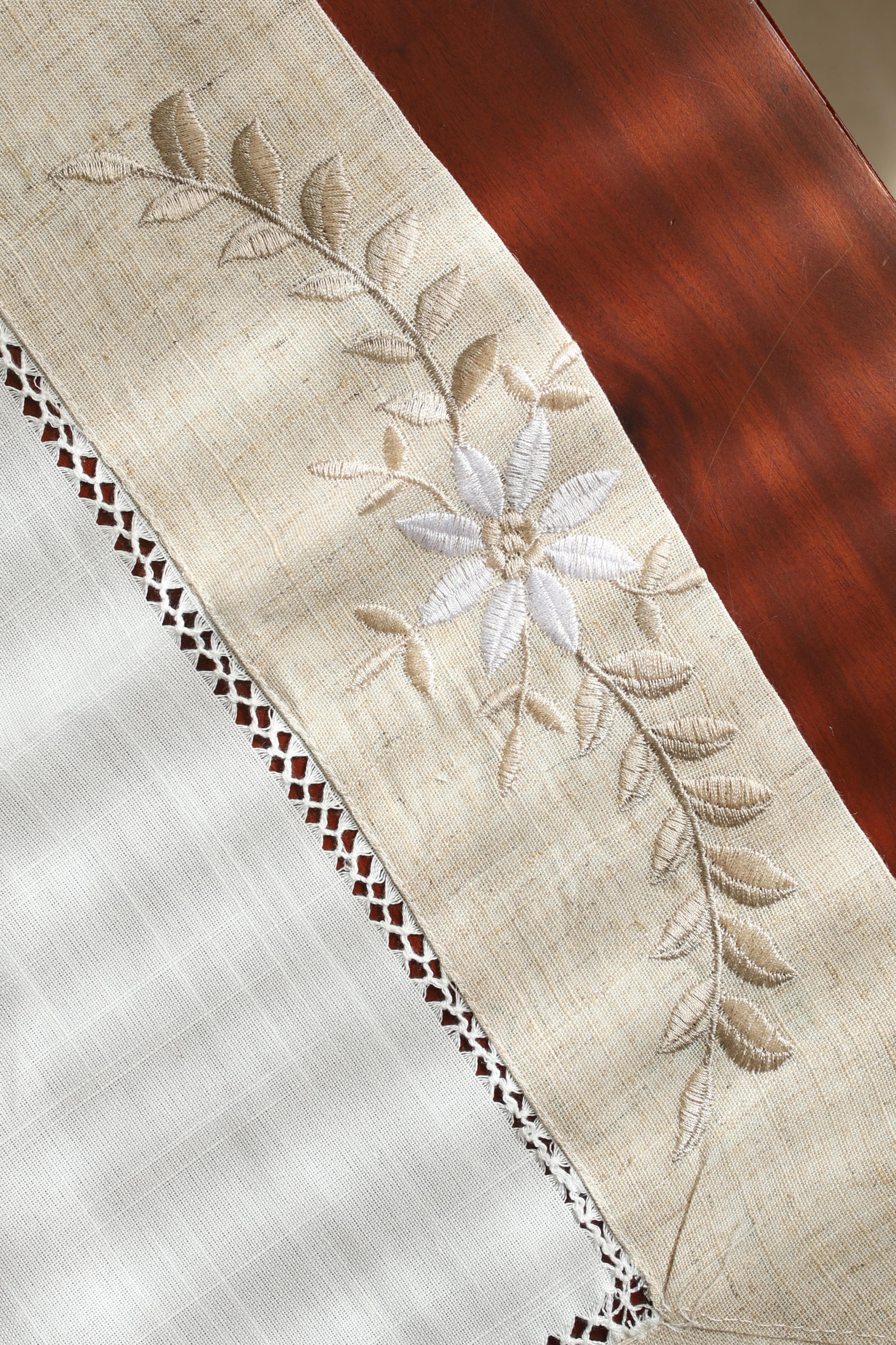 Table Runner - embroidery / Table centre