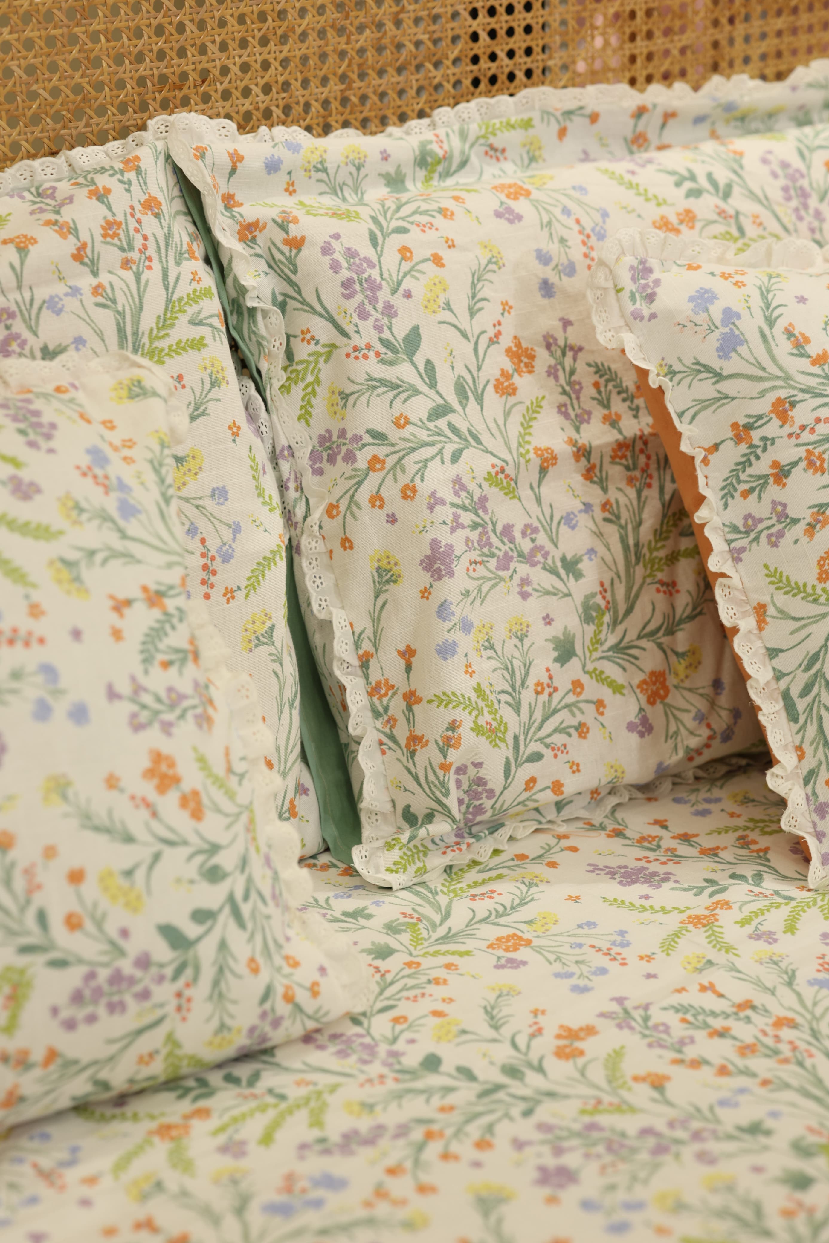 Bedsheets - Premium king floral printed lace bedsheet with cushion covers bud