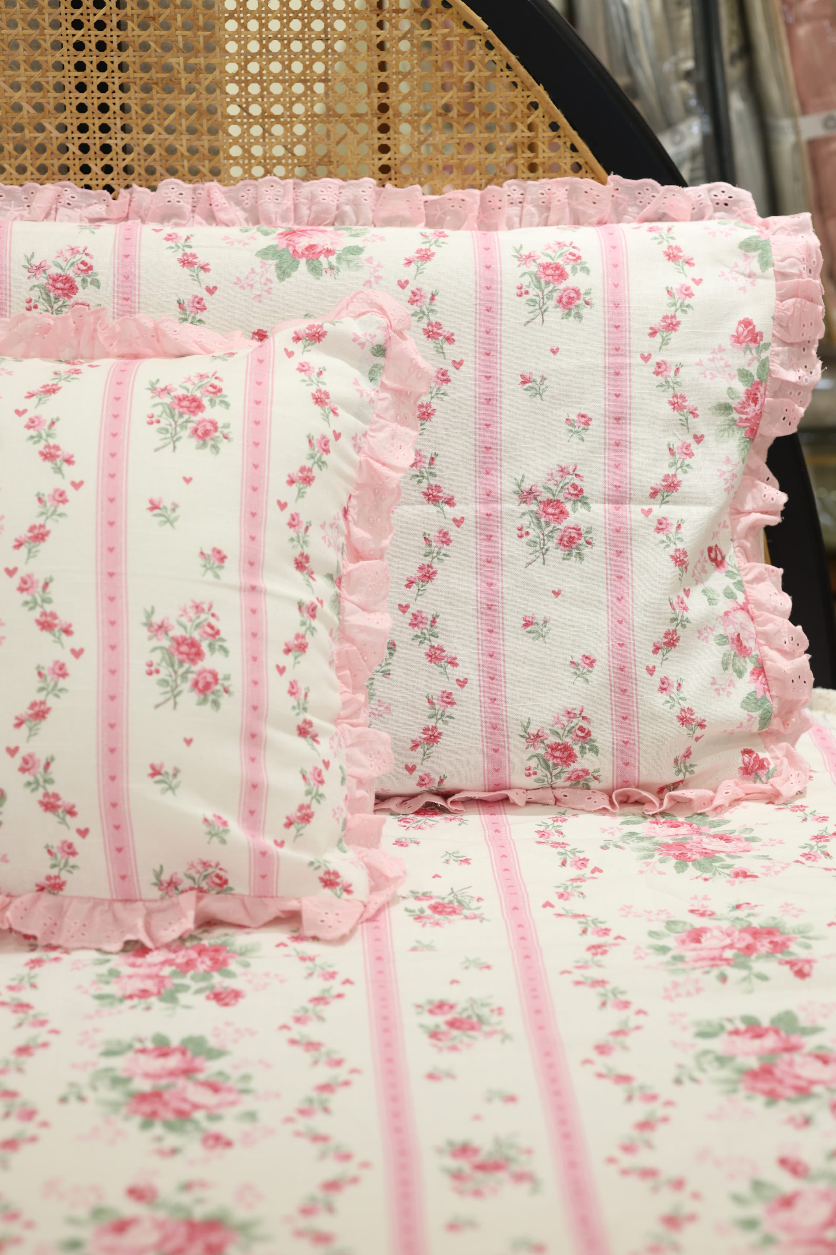 Bedsheets - Premium Queen floral printed lace bedsheet with cushion covers Rosebud
