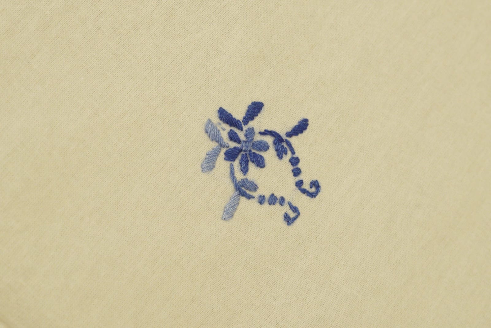 Table cloth - 6 seater( offwhite/cream shade)