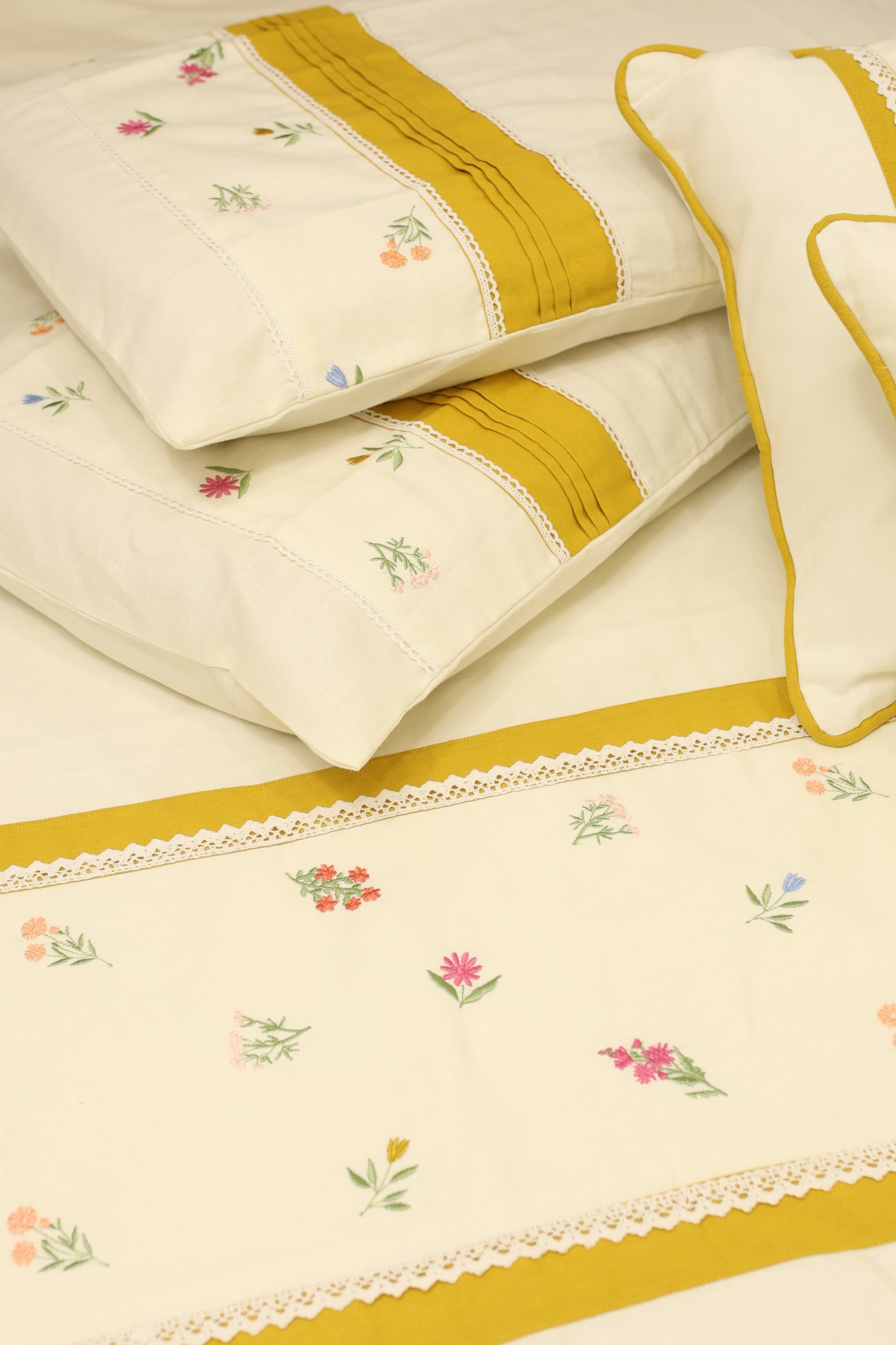 Bedsheets - King premium Machine Embroidery Bedsheet multi