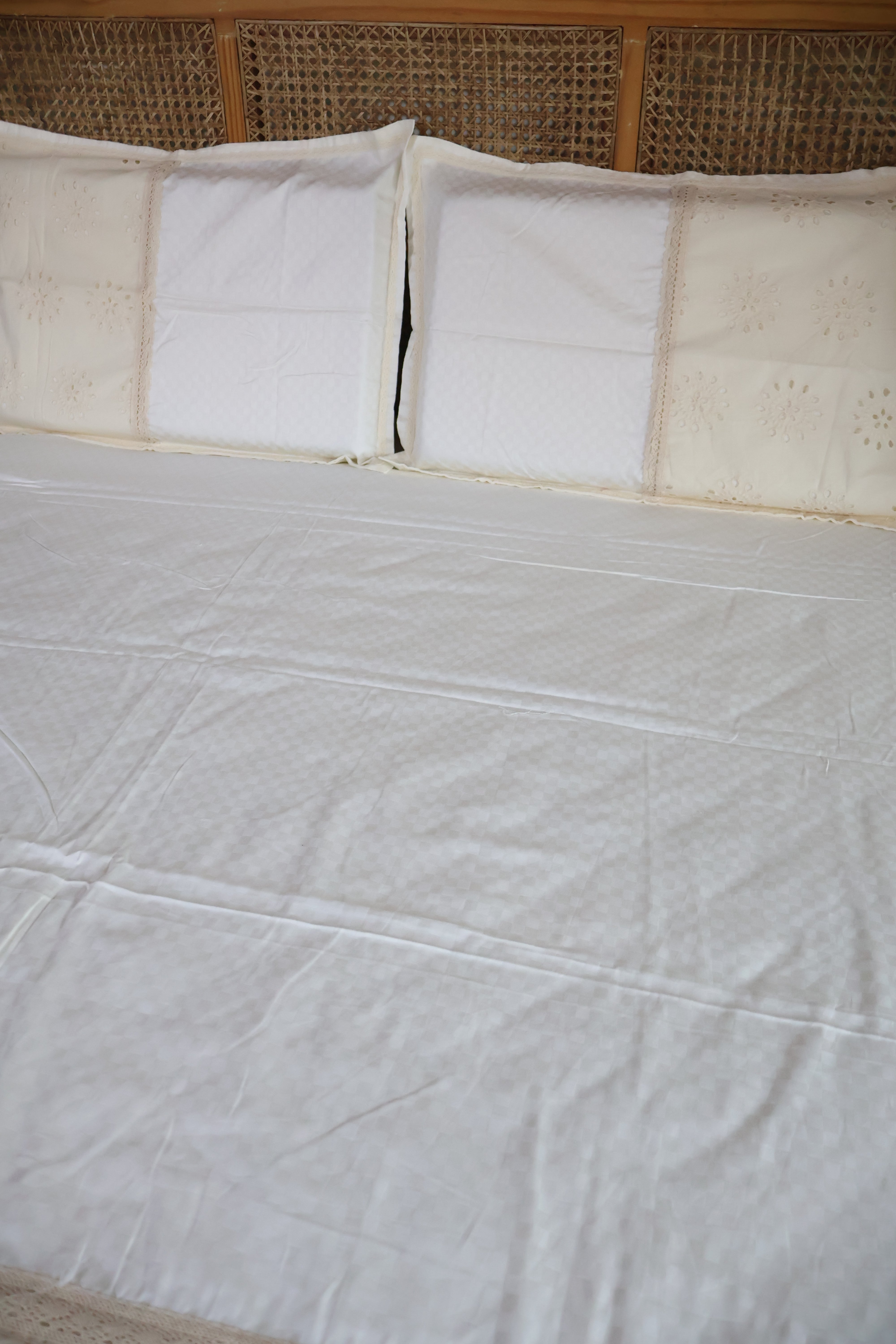 Bedsheets - Premium designer Queen bedsheets dd lace(off-white or ivory)