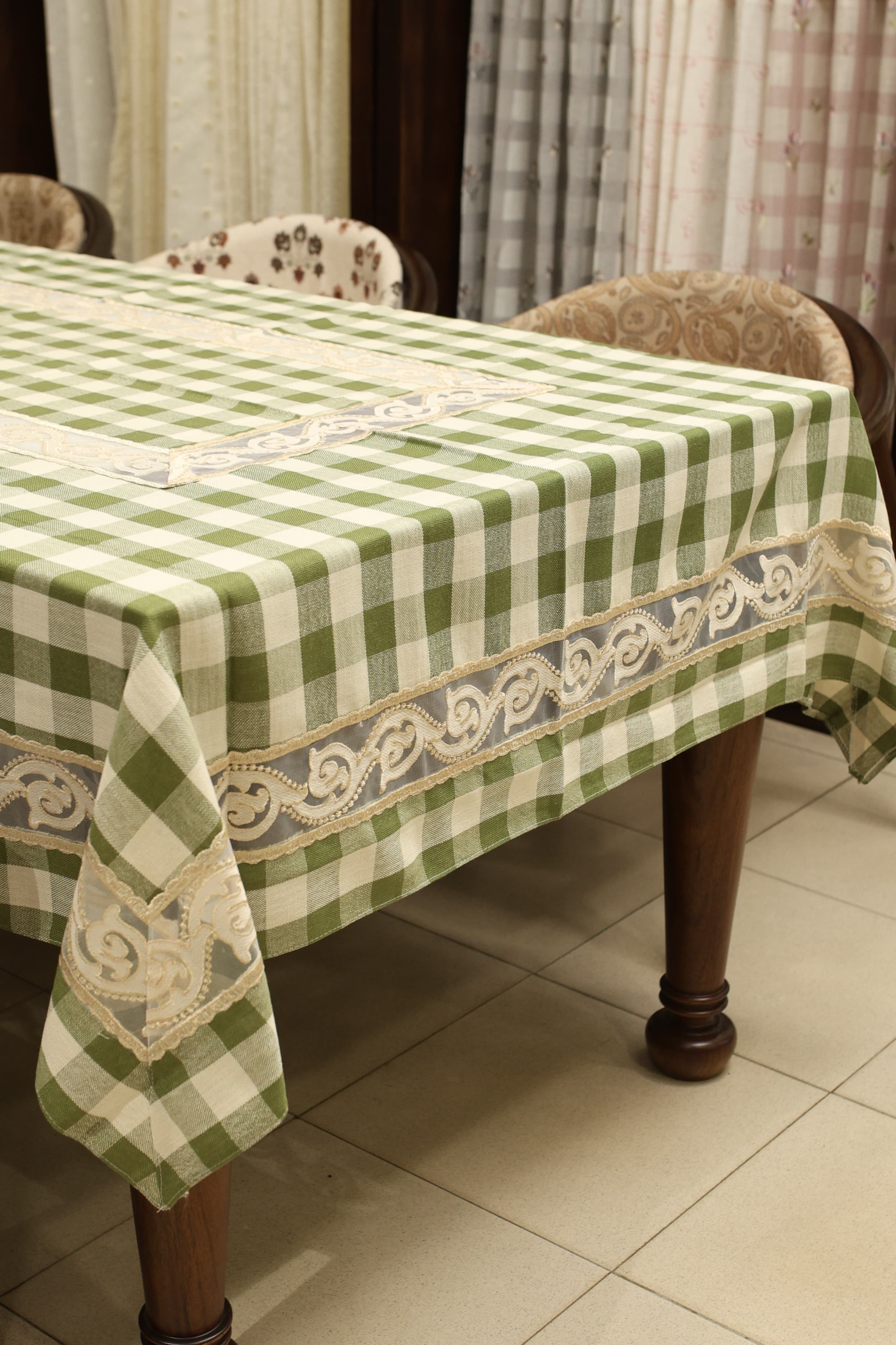 Classic Checkered 6 -Seater Tablecloth with Embroidered Lace Border