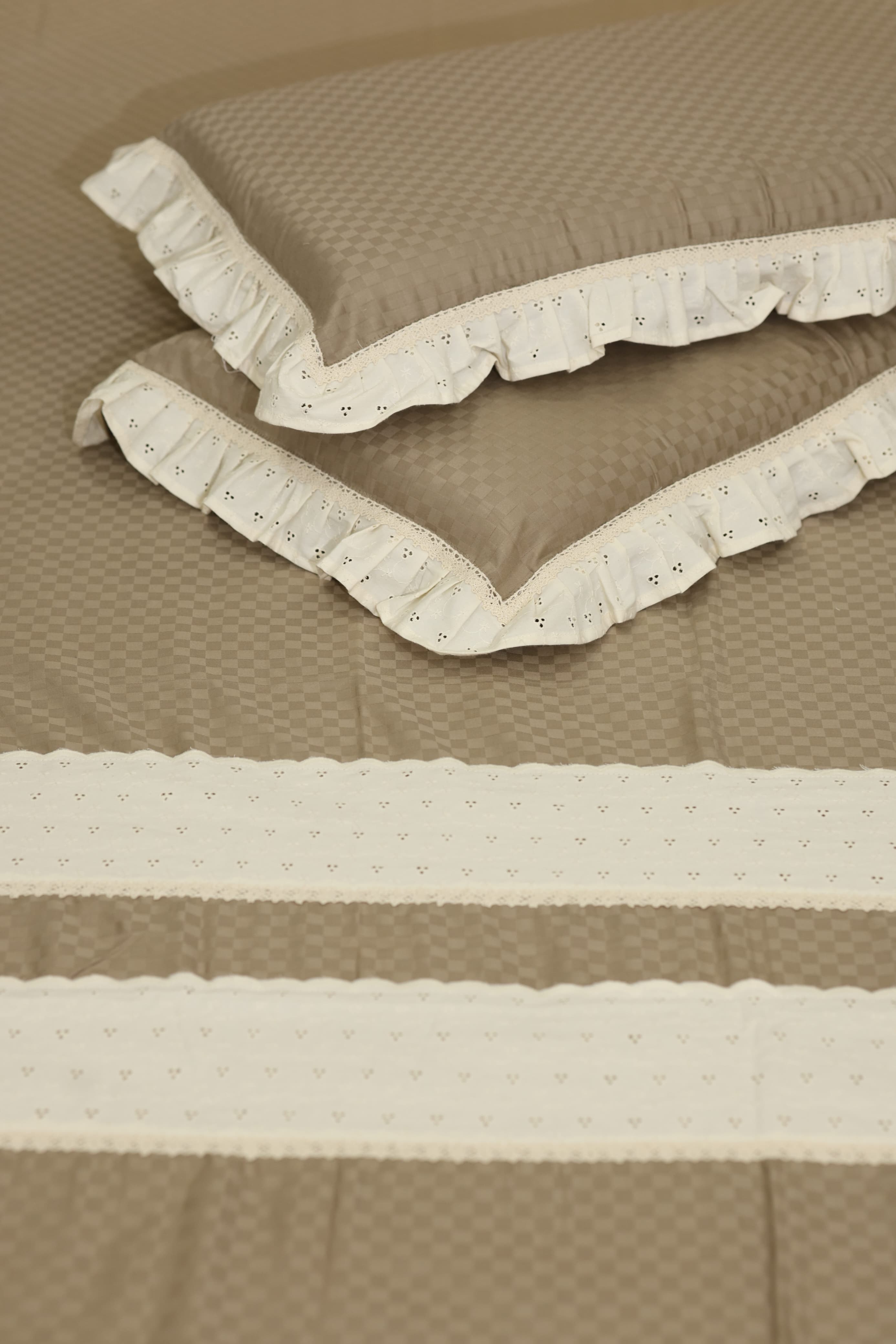 Bedsheets - Premium designer Queen bedsheets dd lace