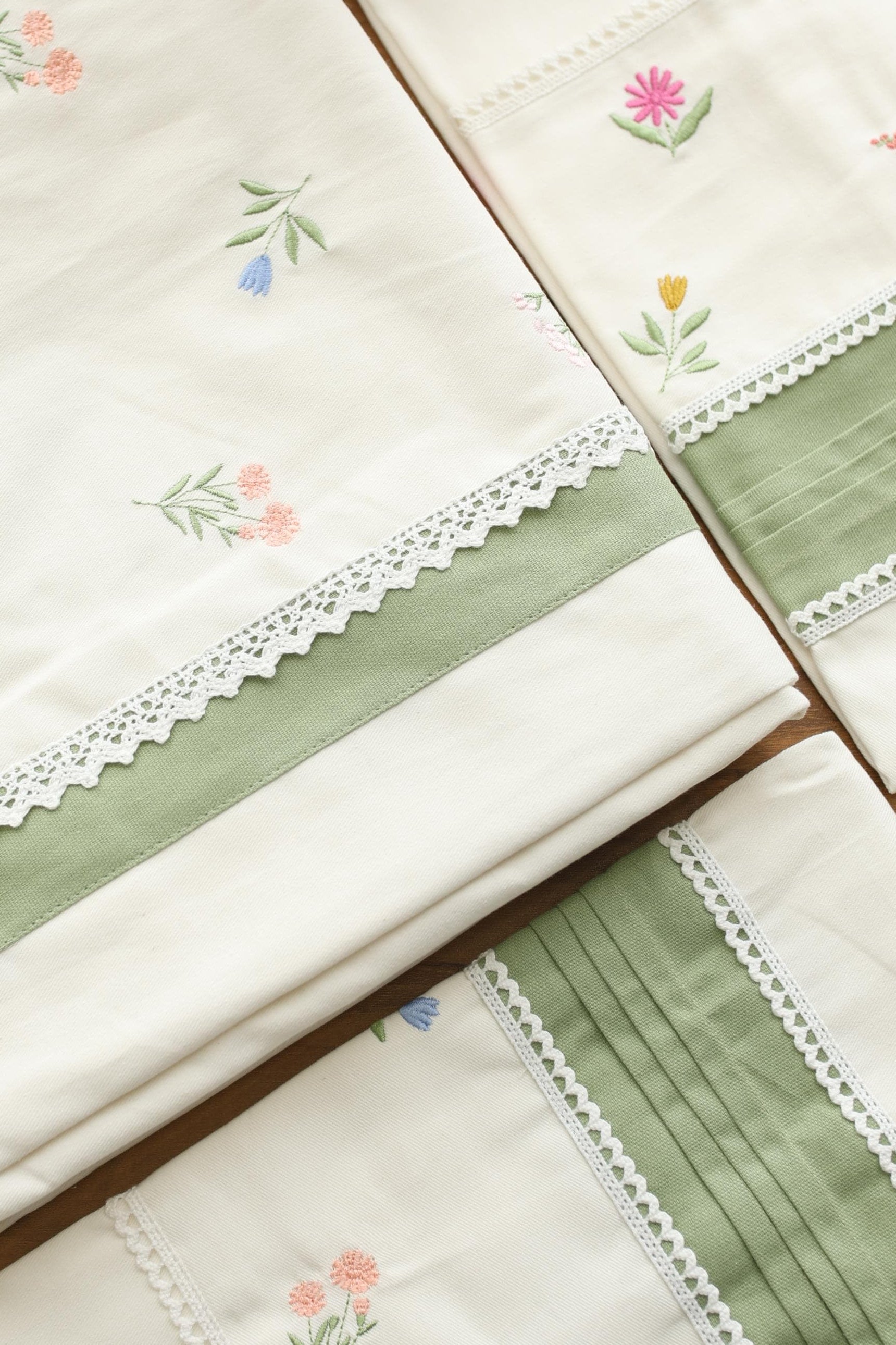 Bedsheets - King premium Machine Embroidery Bedsheet multi