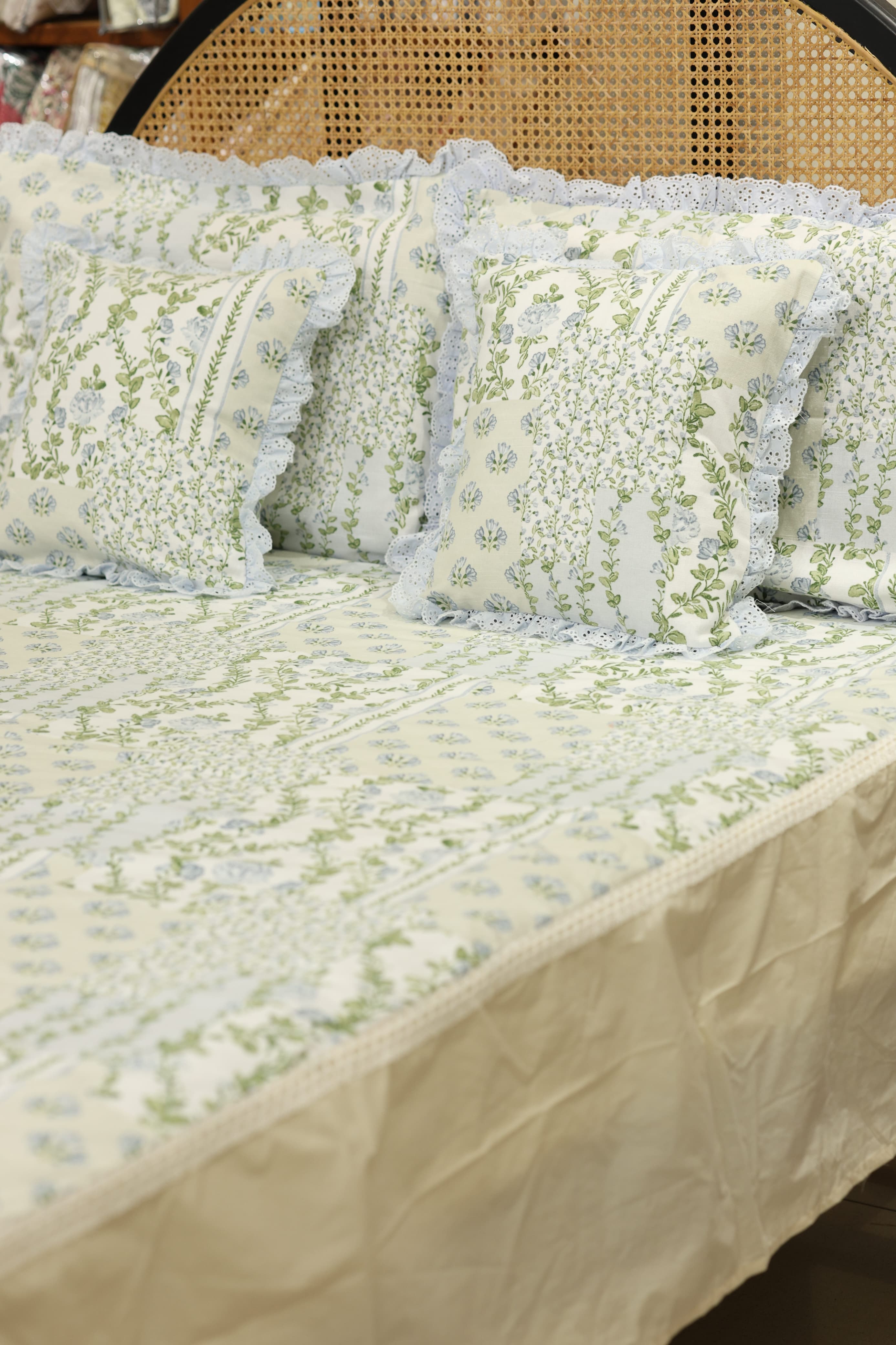 Bedsheets - Premium Queen floral printed lace bedsheet with cushion covers bud