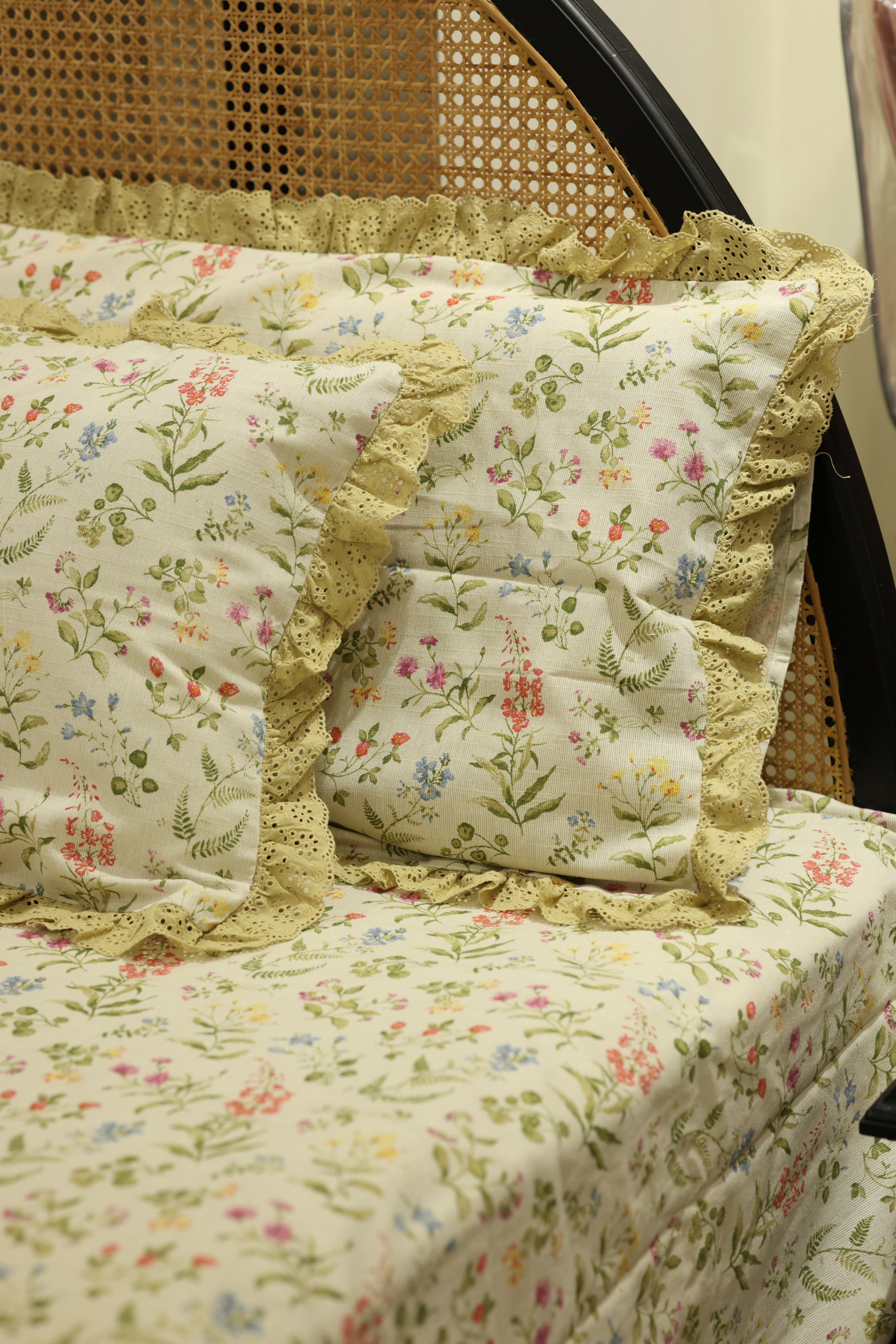 Bedsheets - Premium Queen floral printed lace bedsheet with cushion covers bud