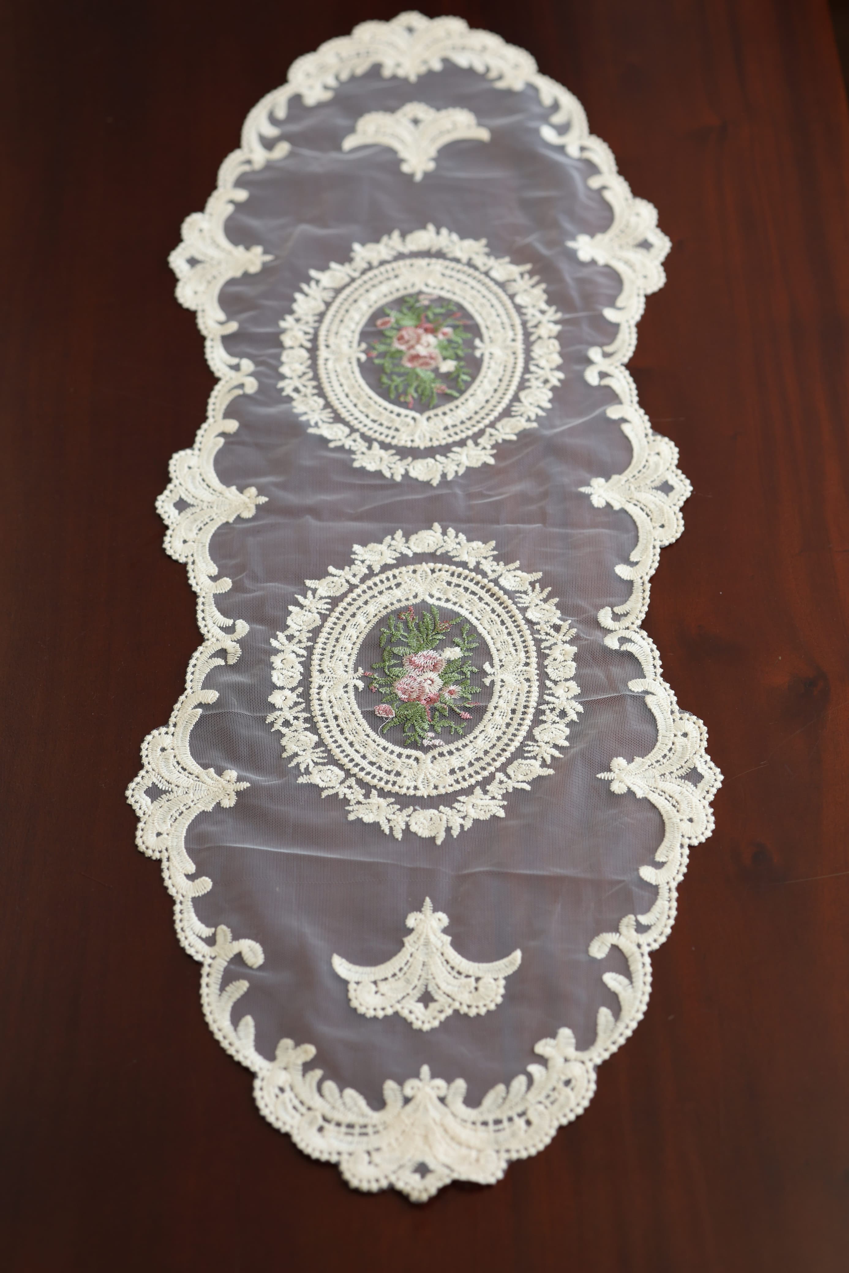 Table Runner - Net embroidery / Table centre