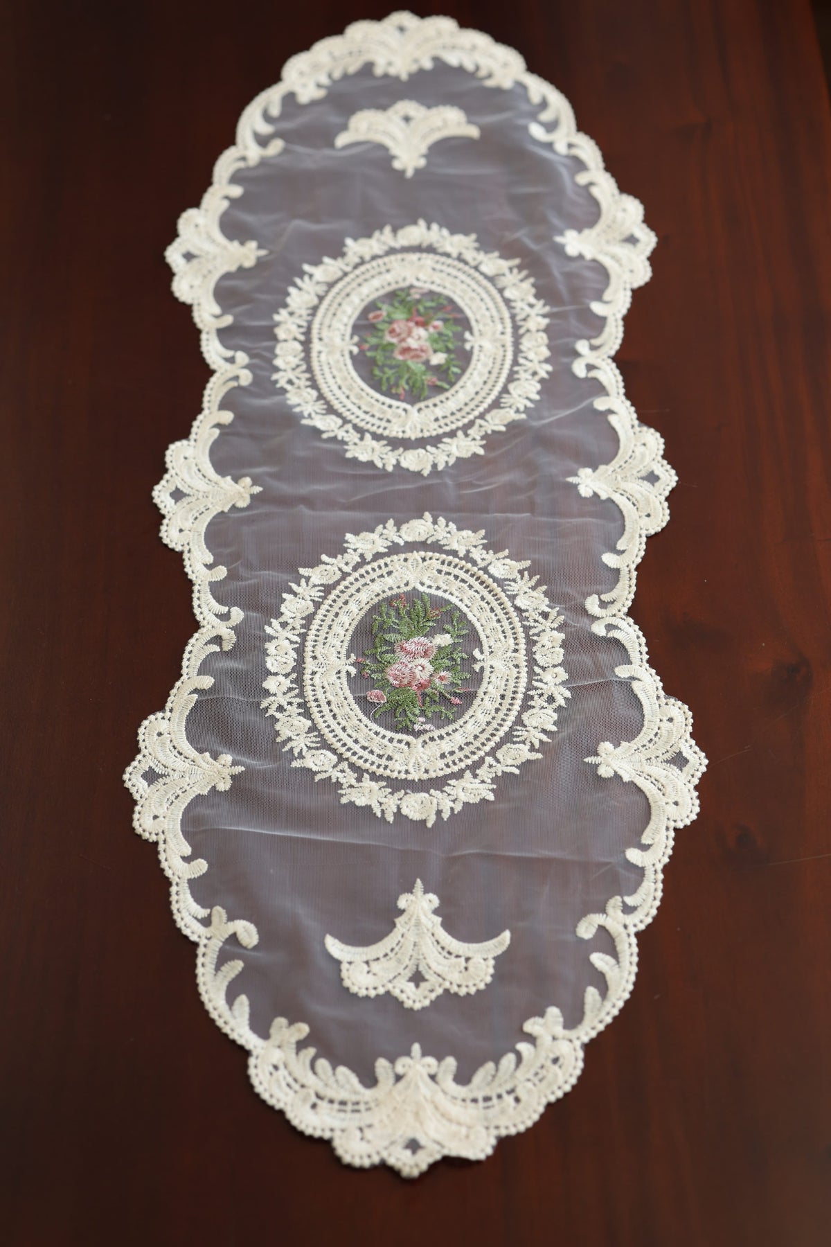 Table Runner - Net embroidery / Table centre